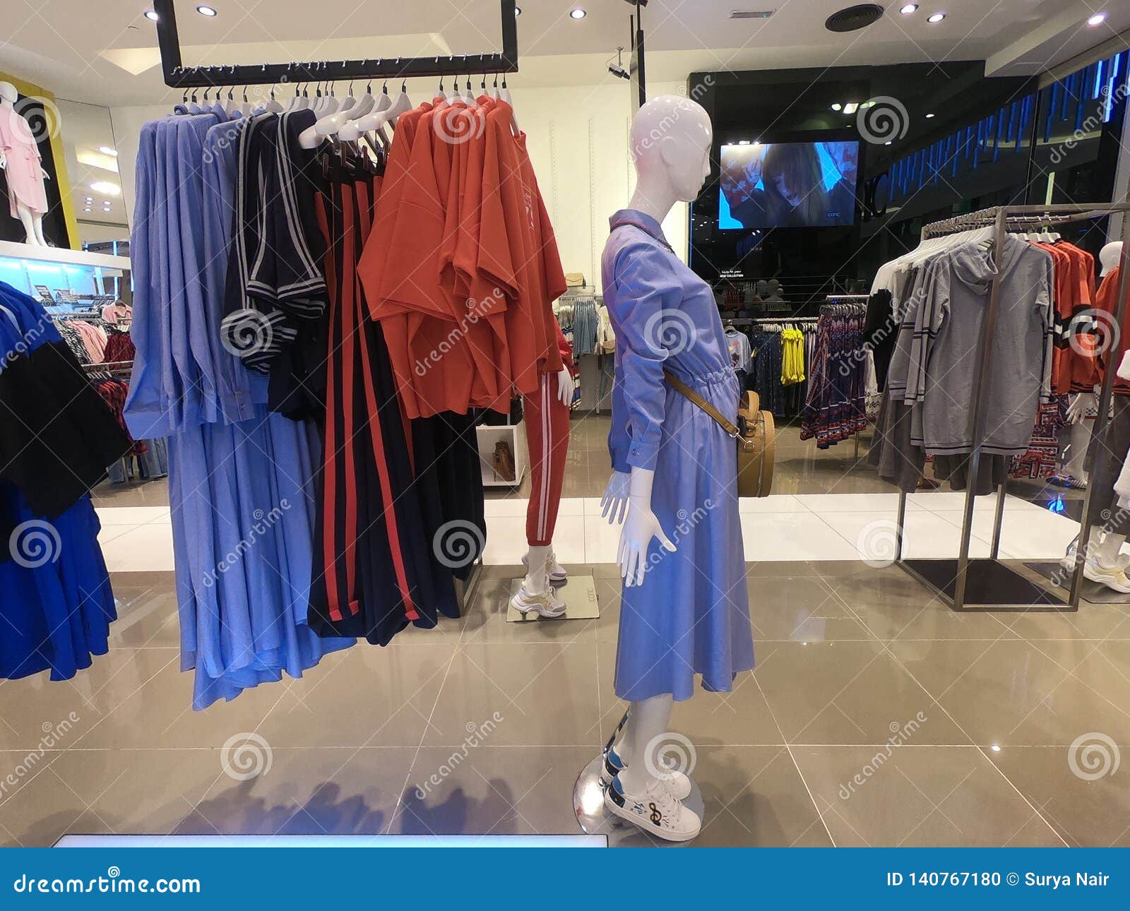 Dubai UAE Febrero De 2019 - La Ropa Para Mujer Exhibió En Venta En La Tienda Imagen editorial - de ropas: 140767180