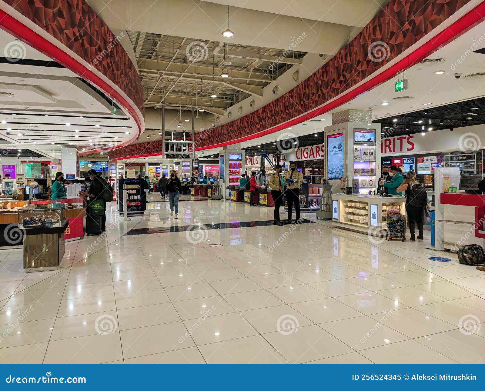 Dubai Uae Marz 02 2022 : Im Terminal Des Flughafens Von Dubai Gehen  Personen Mit Gepäck Einkaufen Und Souvenirs Anschauen Redaktionelles Bild -  Bild von flug, dubai: 256524345