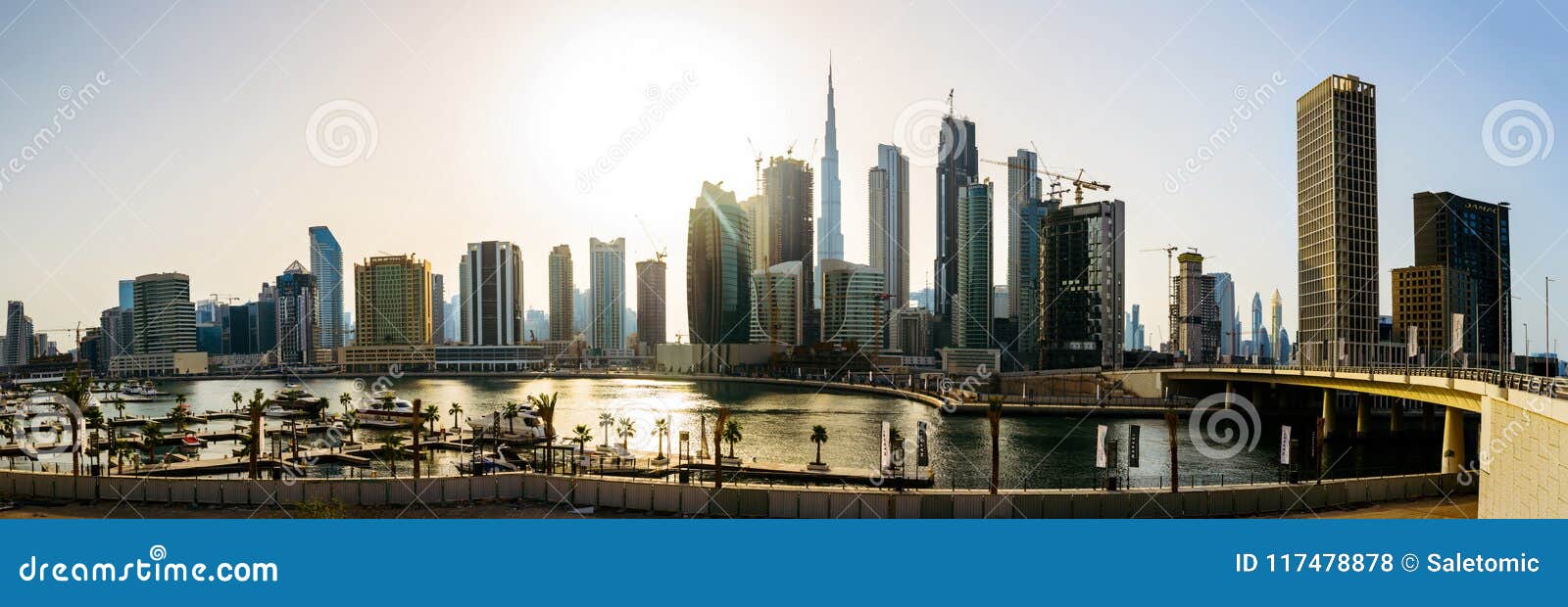 Dubaj Zjednoczone Emiraty Arabskie, Maj, - 18, 2018: Panoramiczny widok w centrum Dubaj pejzaż miejski i Dubaj zatoczka przy zmierzchem