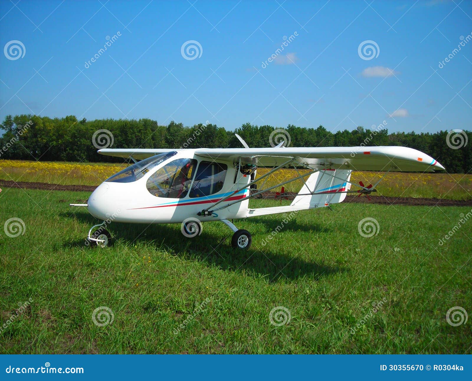 Dubbel vliegtuig Sintal stock foto. Image of zonnig, gras - 30355670