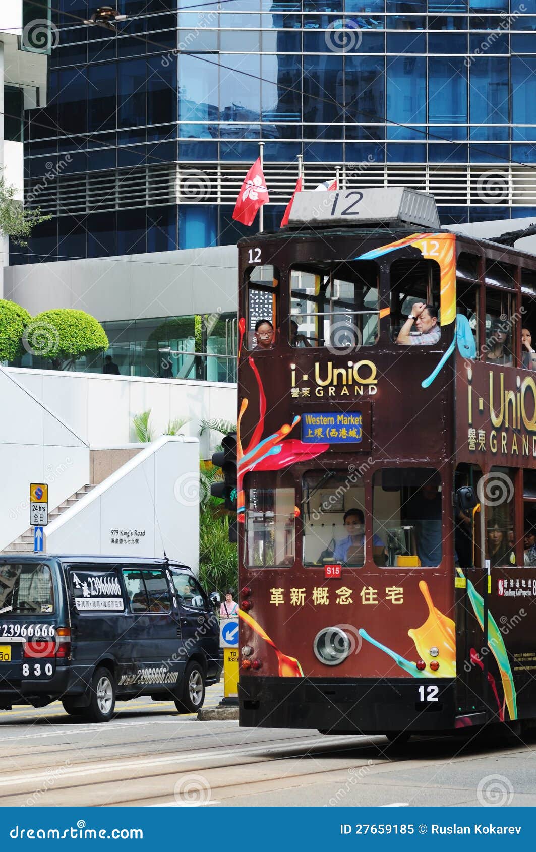 Dubbeldäckarespårvagn i Hong Kong. HONG KONG - JULI 18: Dubbeldäckarespårvagn på gatan av Hong Kong. Hong Kong Kina - Juli 18, 2011.