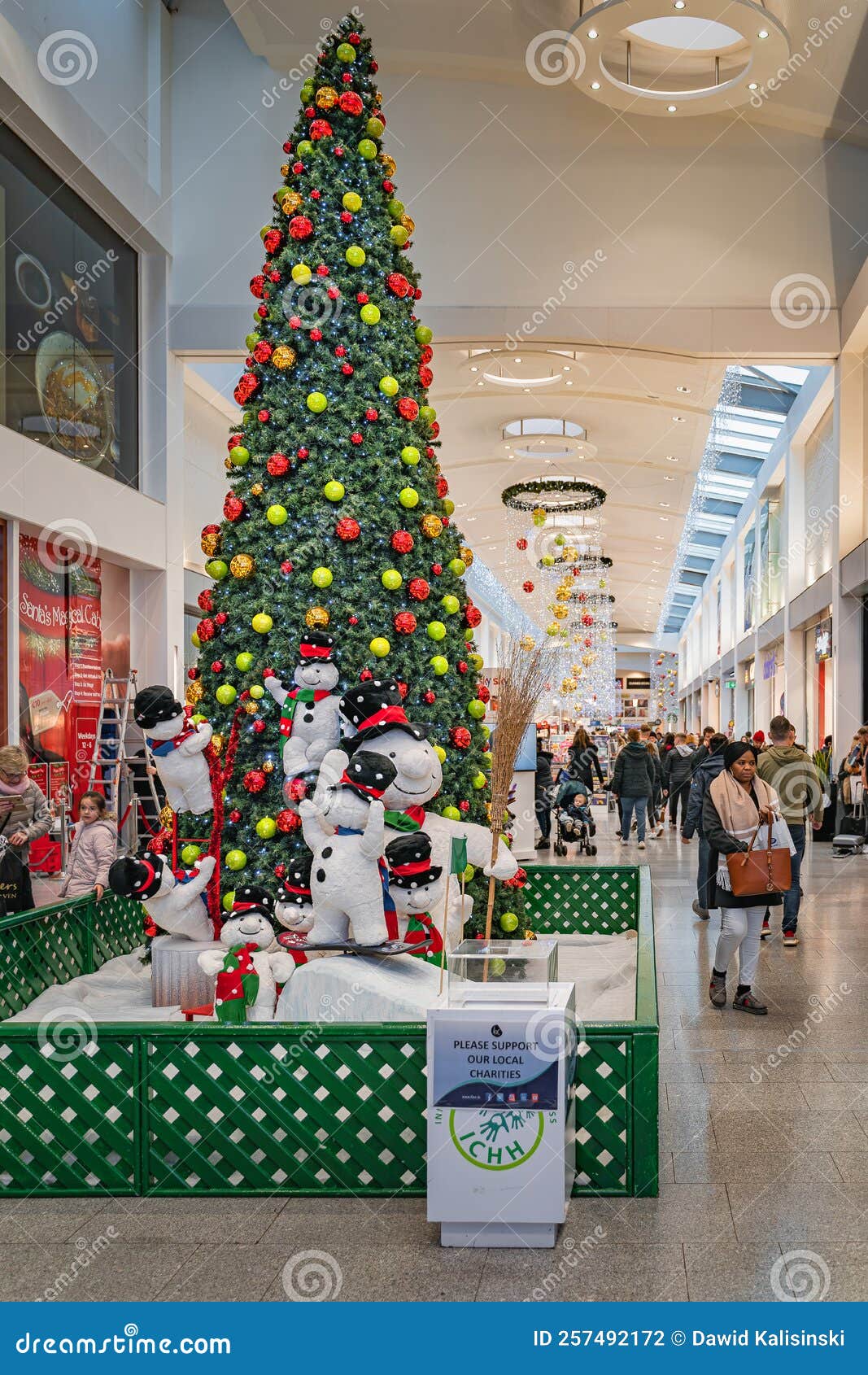 Christmas Tree, Snowman and Decorations in Ilac Shopping Centre ...