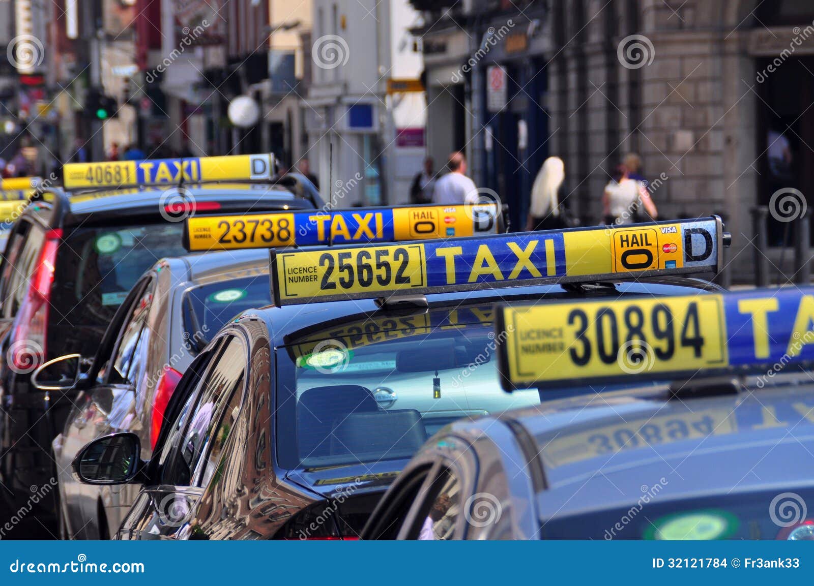 Dublin Taxis image stock éditorial. Image du véhicules 32121784