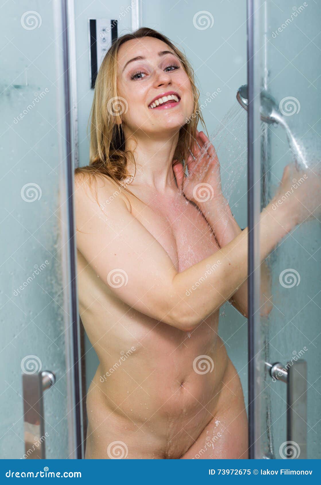 Mujer desnuda en la ducha