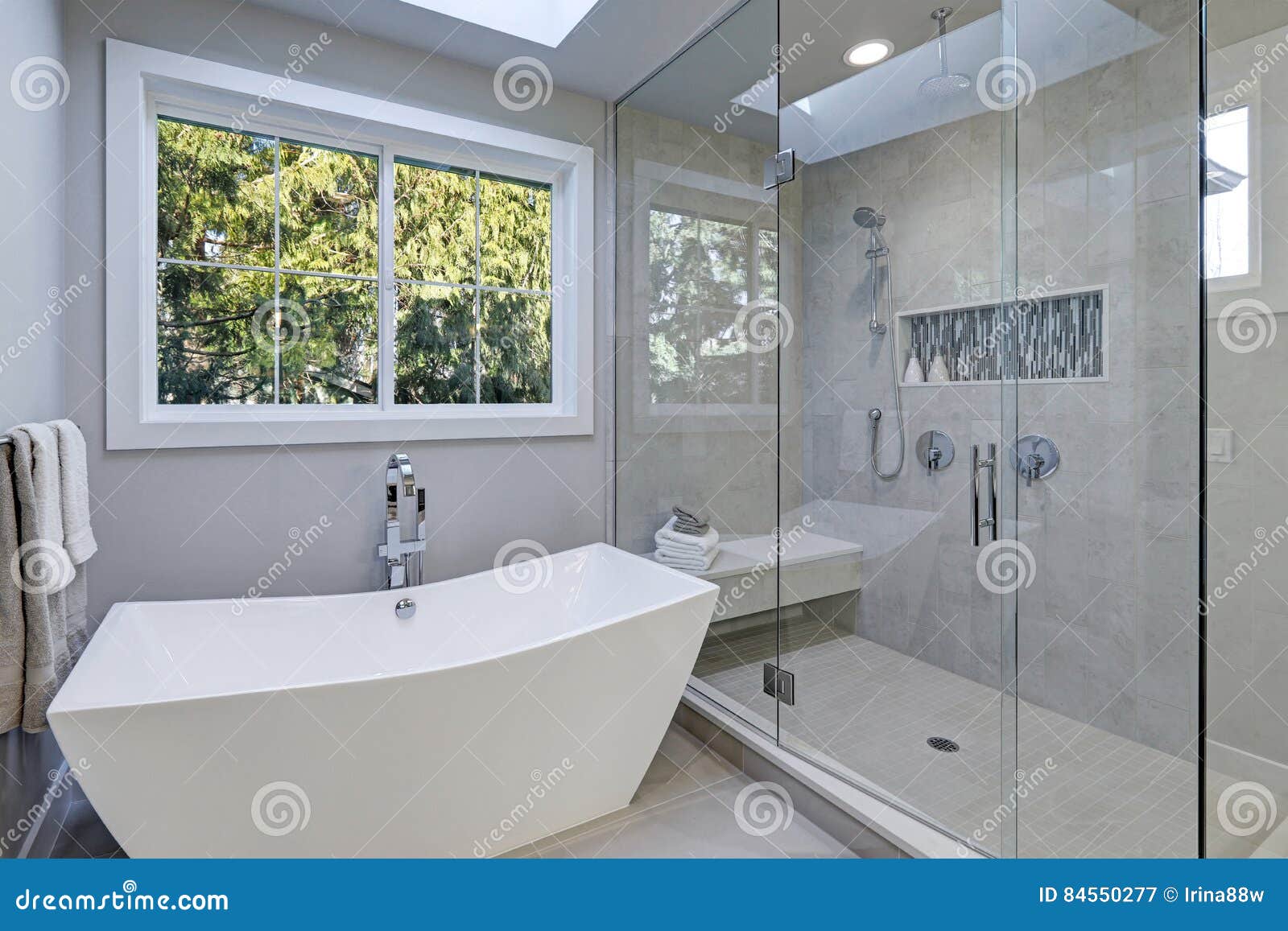 Cuarto de baño con techo abovedado y ducha de cristal: fotografía de stock  © iriana88w #54420635