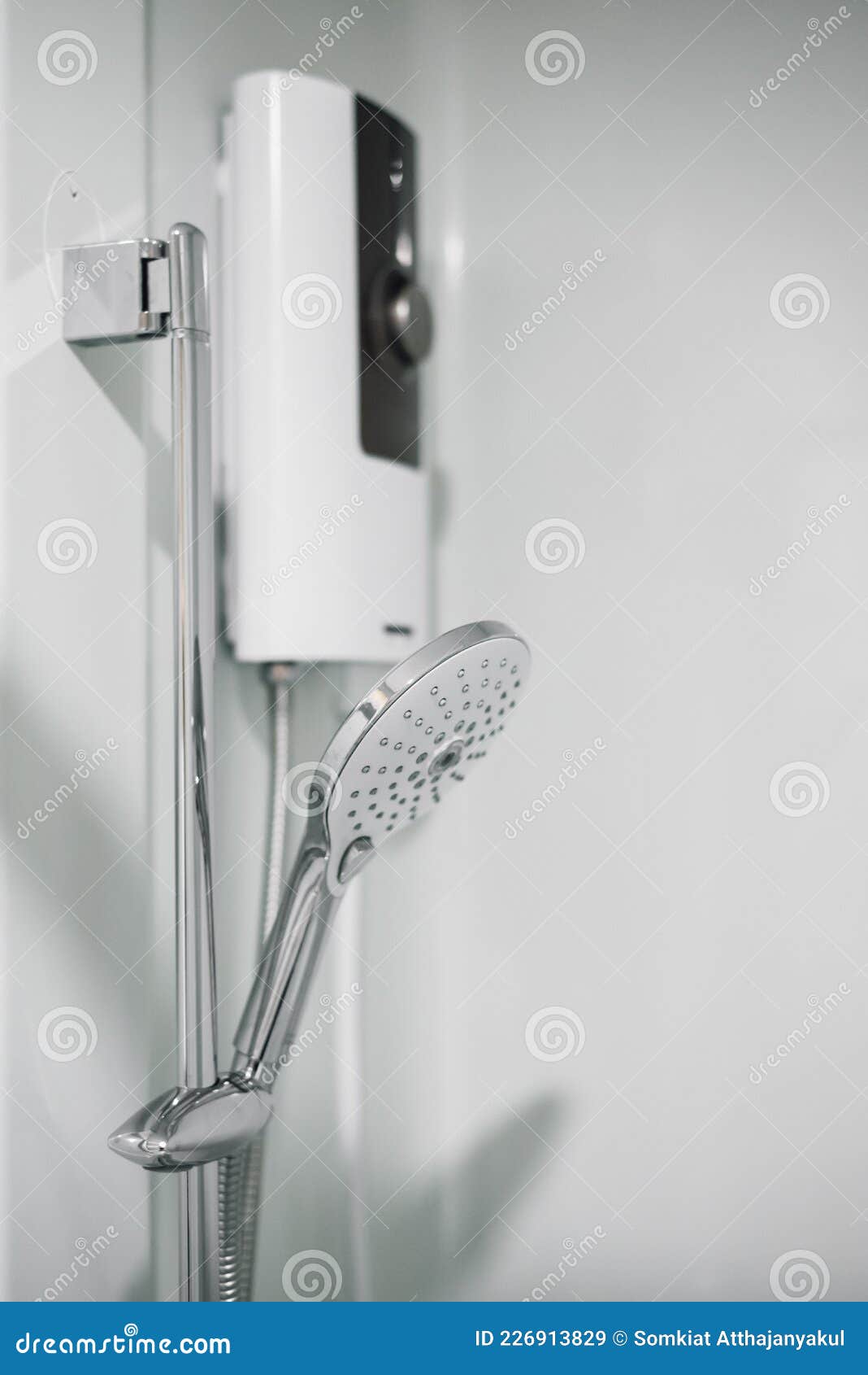 Ducha Y Calentador De Agua Eléctrico En El Baño. Imagen de archivo - Imagen  de sano, equipo: 226913829