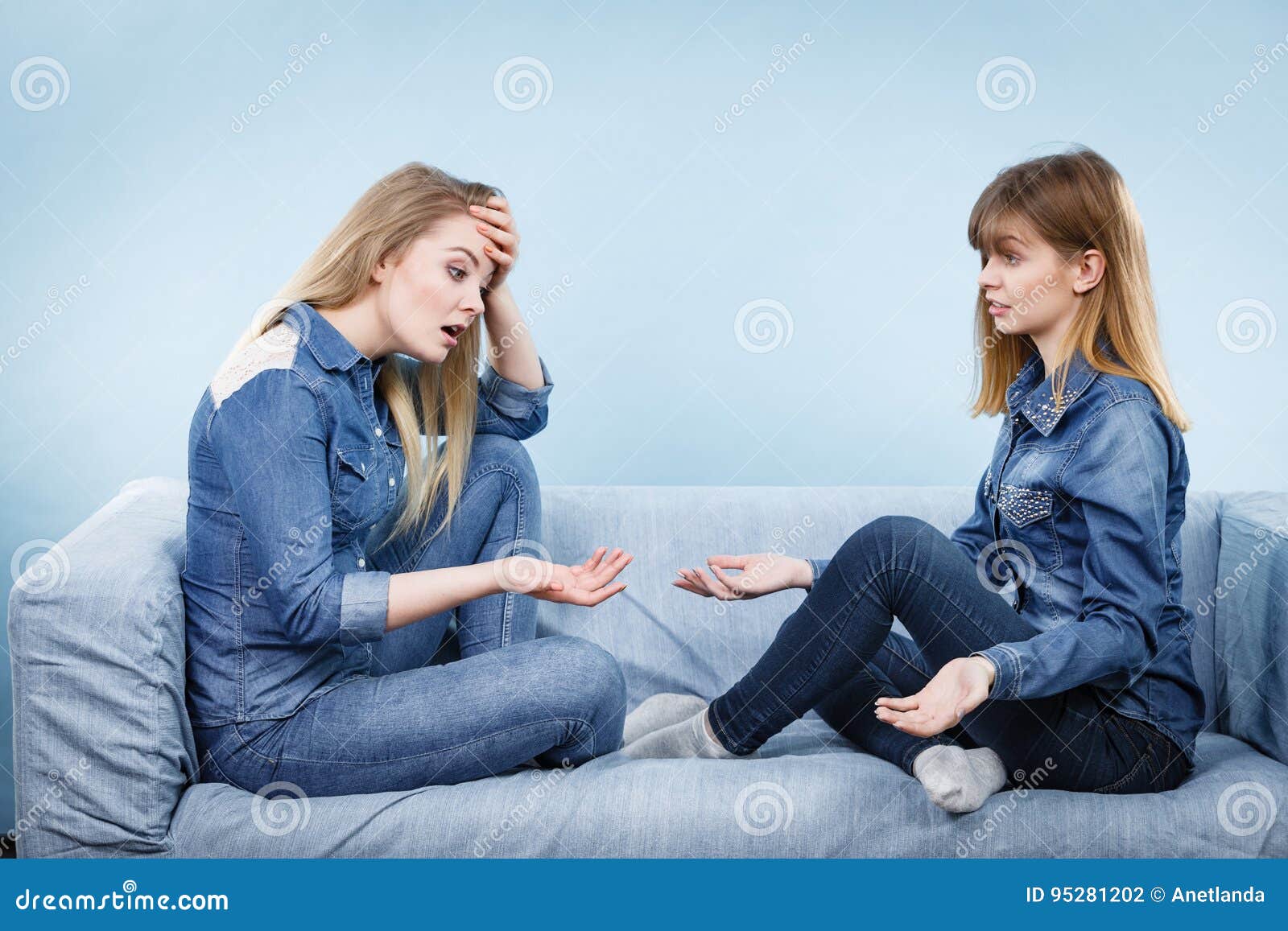 Сестра хочу разговором. Разговор с сестрой. Две женщины серьезно беседуют. Разговор двух женщин. Две женщины серьезно разговаривают.