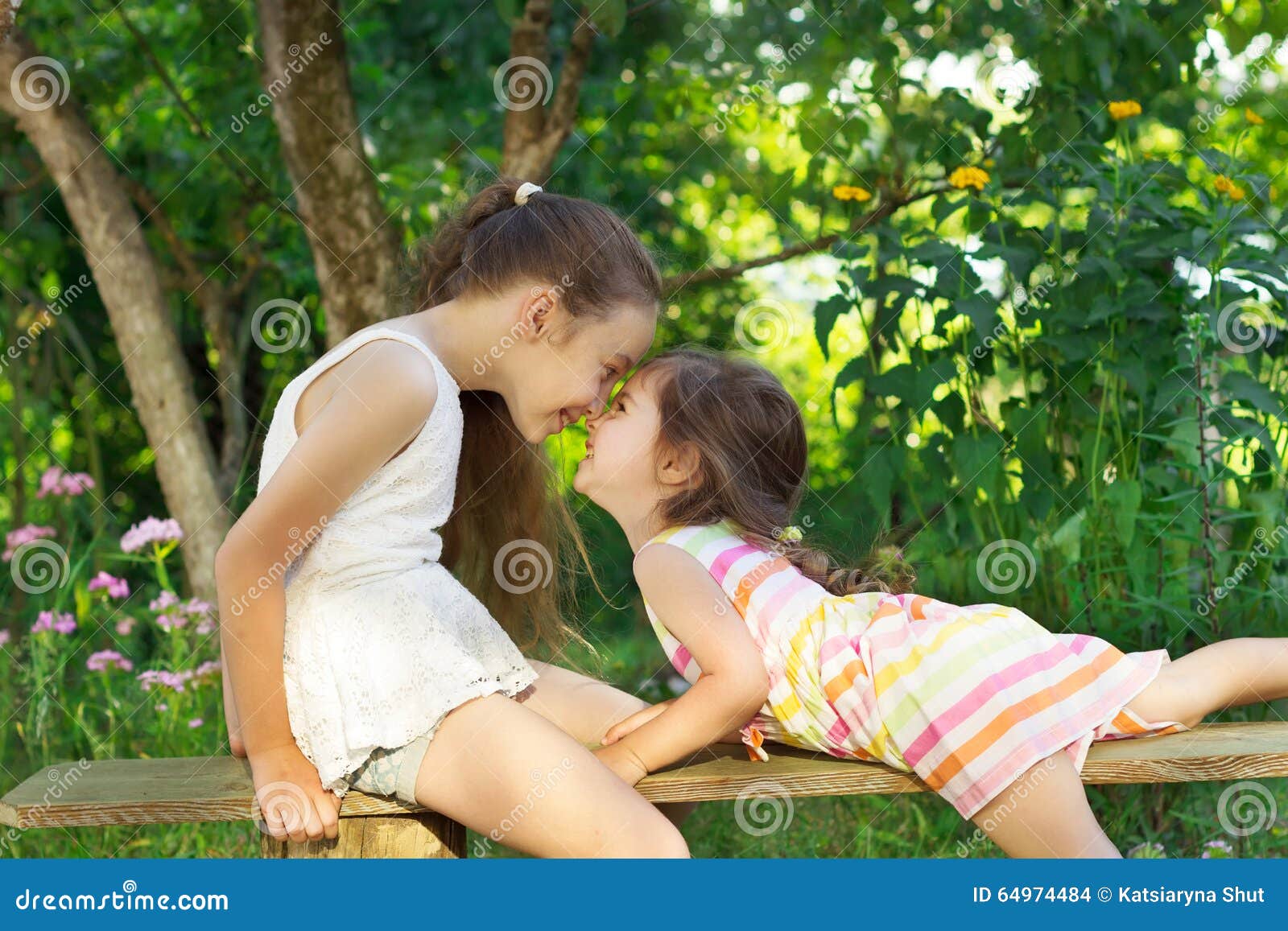 Due Bambine Sveglie Che Giocano Al Parco Fotografia Stock Immagine di