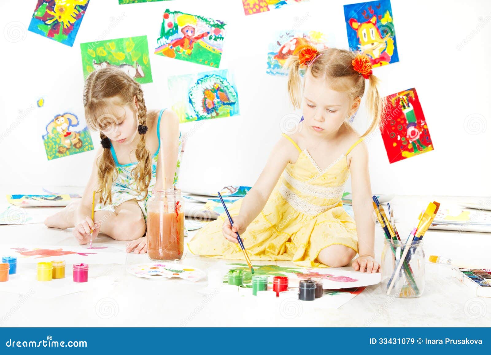 Due bambini che disegnano con la spazzola di colore. creativo childdren. Due bambini che disegnano con la spazzola di colore. Sviluppo creativo dei bambini
