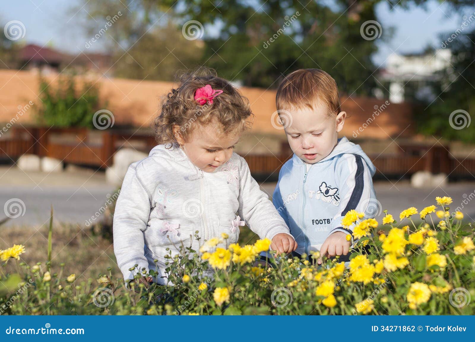 Due bambini con i flowres. Due bambini stanno giocando con i fiori nel parco
