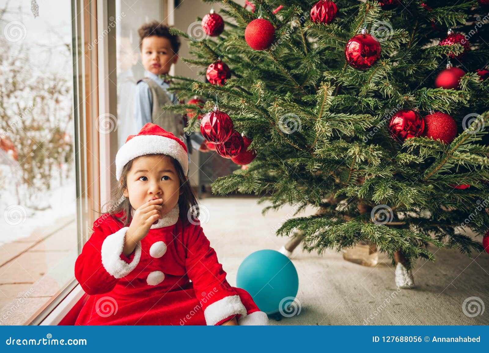 Decorazioni Natale Bambini 3 Anni.Due Bambini Di 3 Anni Adorabili Che Giocano Dall Albero Di Natale Fotografia Stock Immagine Di Claus Decorazione 127688056