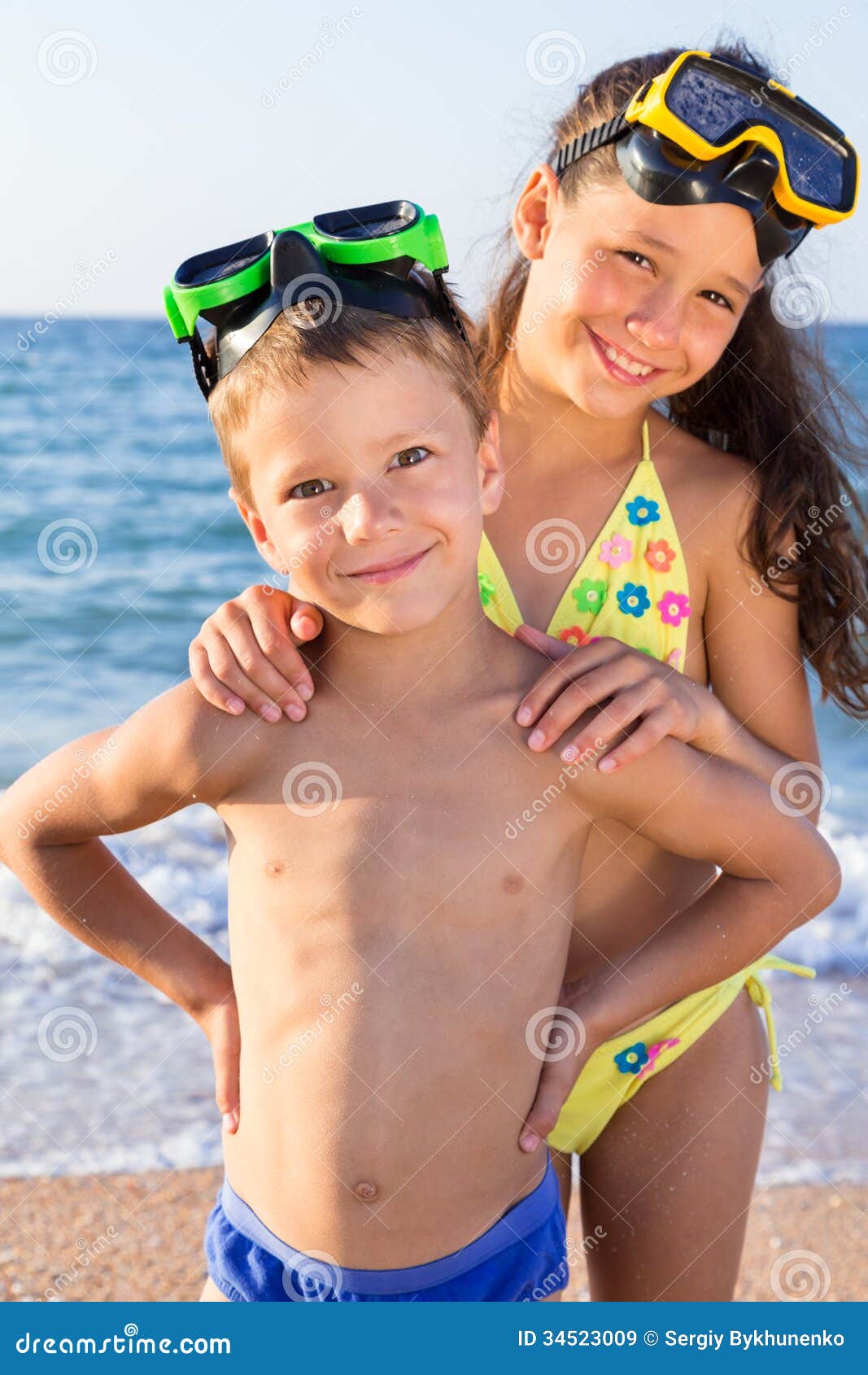 Due bambini nelle maschere di immersione subacquea sul mare. Due bambini felici nell'immersione subacquea maschera insieme la condizione sulla spiaggia