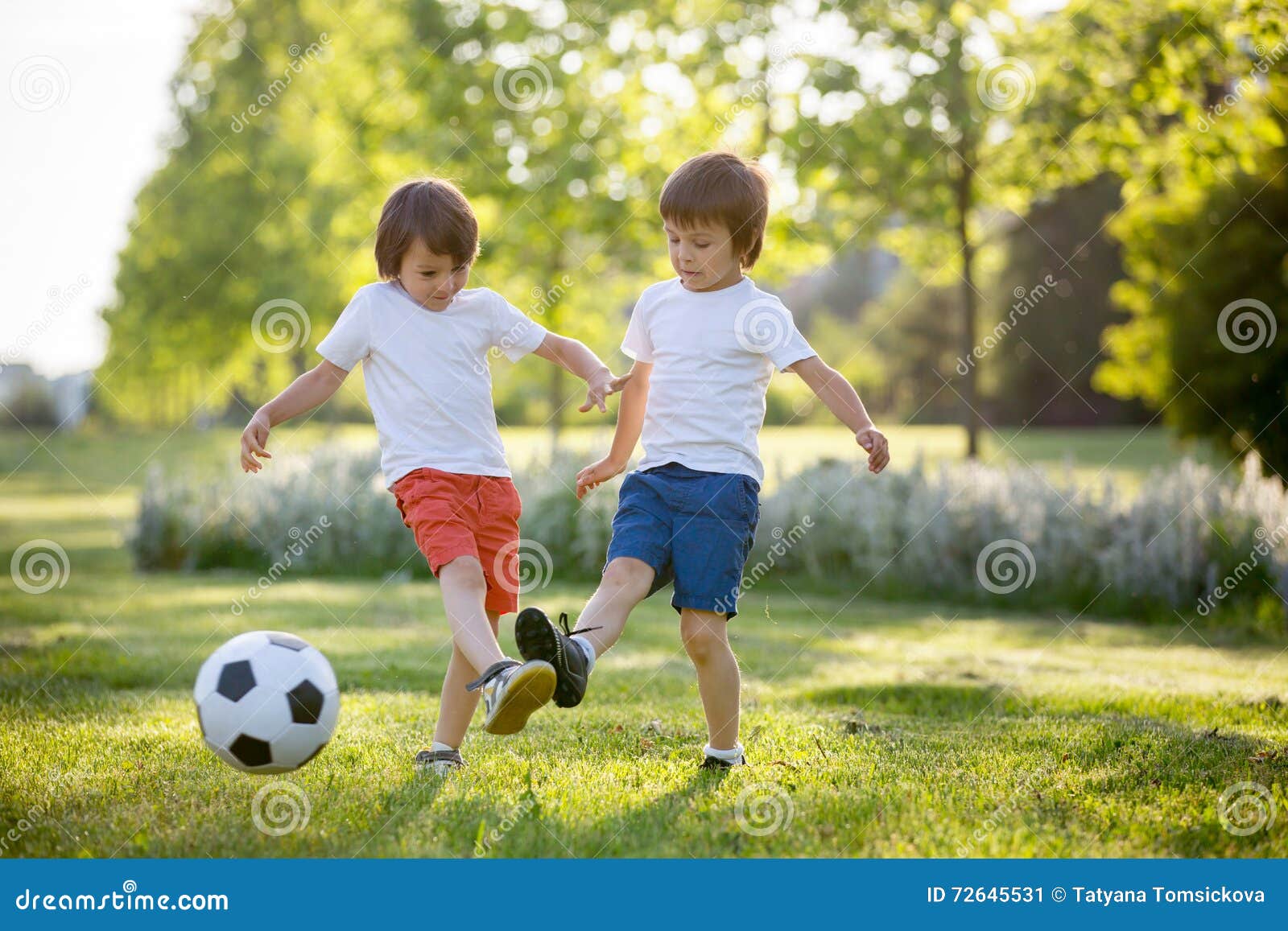 Гулять в футбол играть. Дети играющие в мяч. Мальчик играет в мяч. Мальчики играющие в мяч. Подростки играют в мяч.