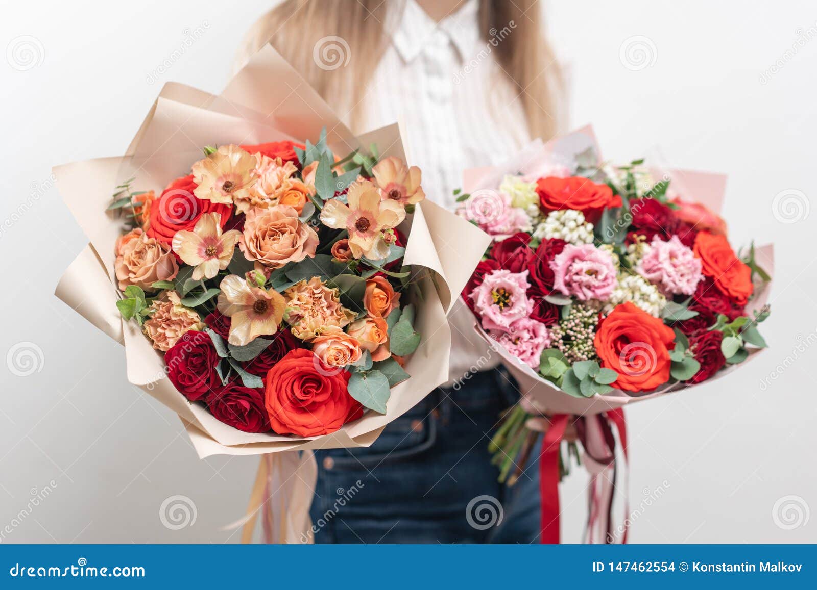 Due Bellissimi Mazzi Di Fiori Misti Nelle Mani Delle Donne Il Lavoro Del Fiorista In Un Fioraio Delicato Colore Pastello Fotografia Stock Immagine Di Giardiniere Miscela