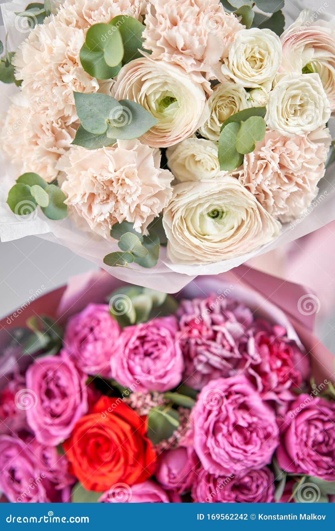 Due Bellissimi Mazzi Di Fiori Misti Nelle Mani Delle Donne Il Lavoro Del Fiorista In Un Fioraio lio Fresco Di Consegna Fotografia Stock Immagine Di Colorful Olanda