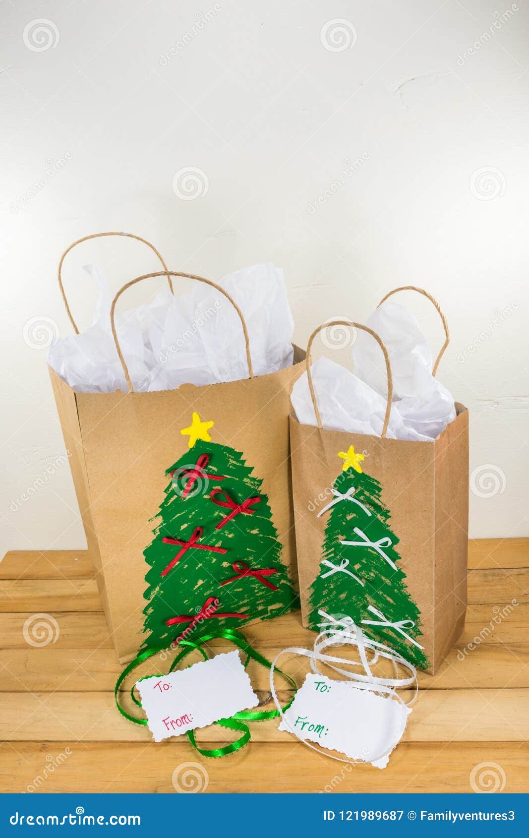 Due Borse Di Carta Del Regalo Decorate Per Il Natale Immagine Stock Immagine Di Allegro Background