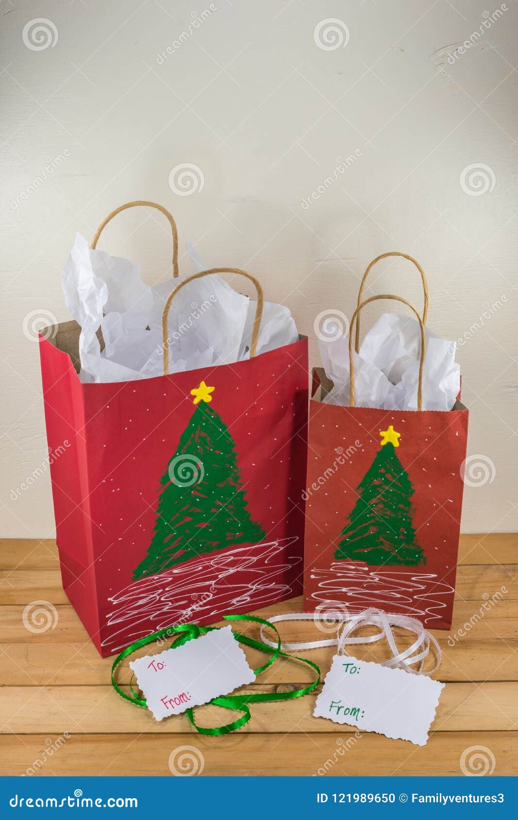 Due Borse Di Carta Rosse Del Regalo Decorate Per Il Natale Fotografia Stock Immagine Di Mano Colorful