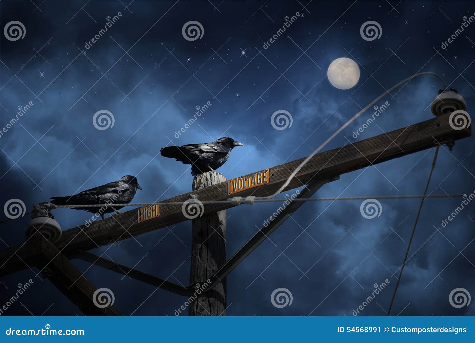 Due corvi neri che si siedono su un palo di telefono con i segni di alto pericolo nel guardare fisso arancio alla luna su una notte scura e tempestosa
