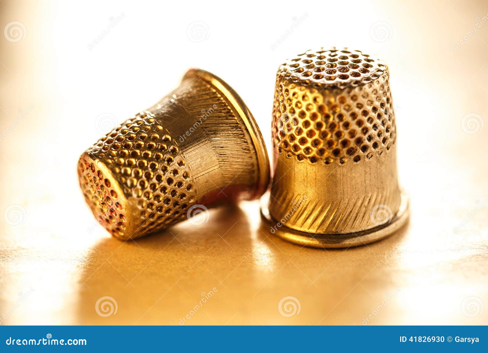 Due Ditali Di Cucito Del Metallo Fotografia Stock - Immagine di argento,  bordo: 41826930