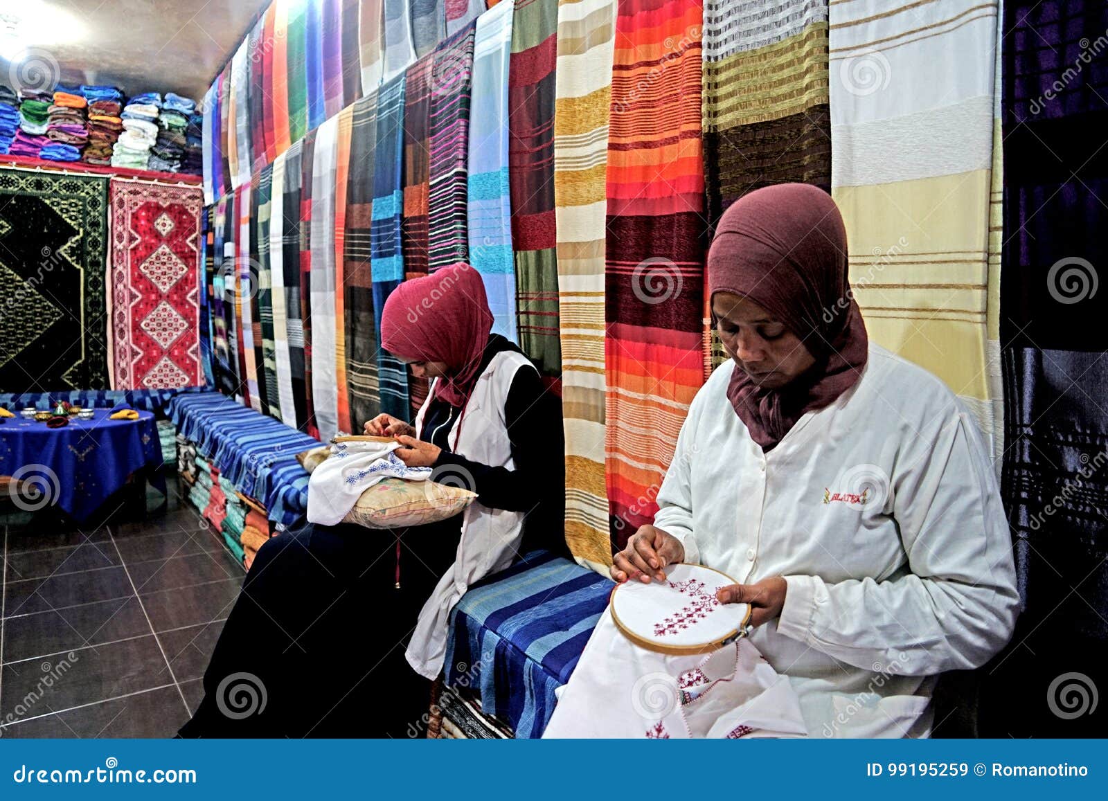 Due Donne Di Berbero Stanno Lavorando Nei Tessuti Variopinti Del Souk Nel Marocco Nel Marocco Immagine Stock Editoriale Immagine Di Notevolmente Richiesta