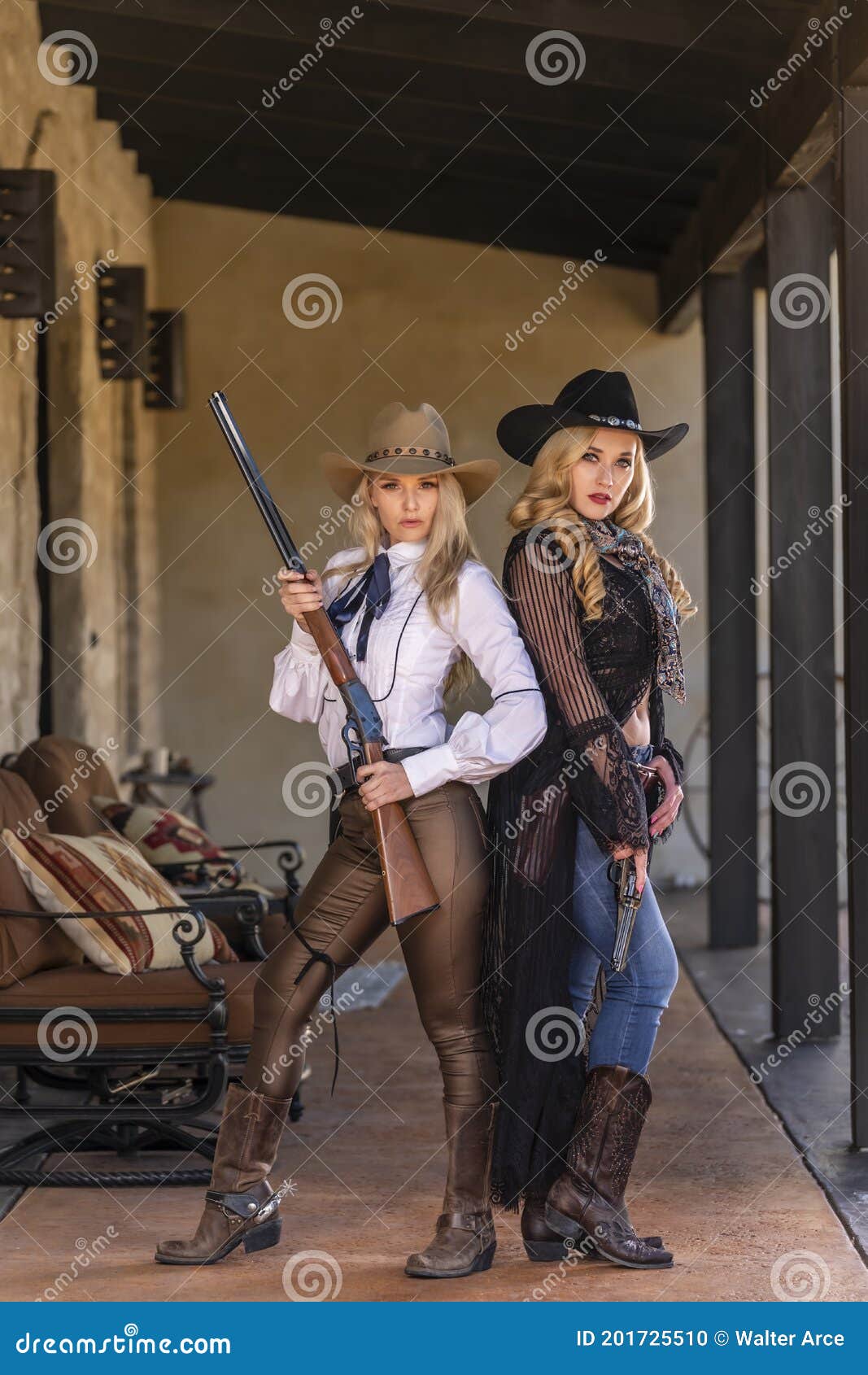 Due Modelli Biondi Stupendi Vestiti Da Cowgirl Gode Dell'occidente  Americano Fotografia Stock - Immagine di emozione, lifestyle: 201725510