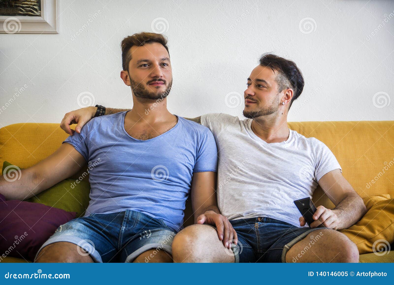 Due Omosessuali Sul Sofà Che Abbracciano A Casa Immagine Stock Immagine Di Ridere Omosessuale 