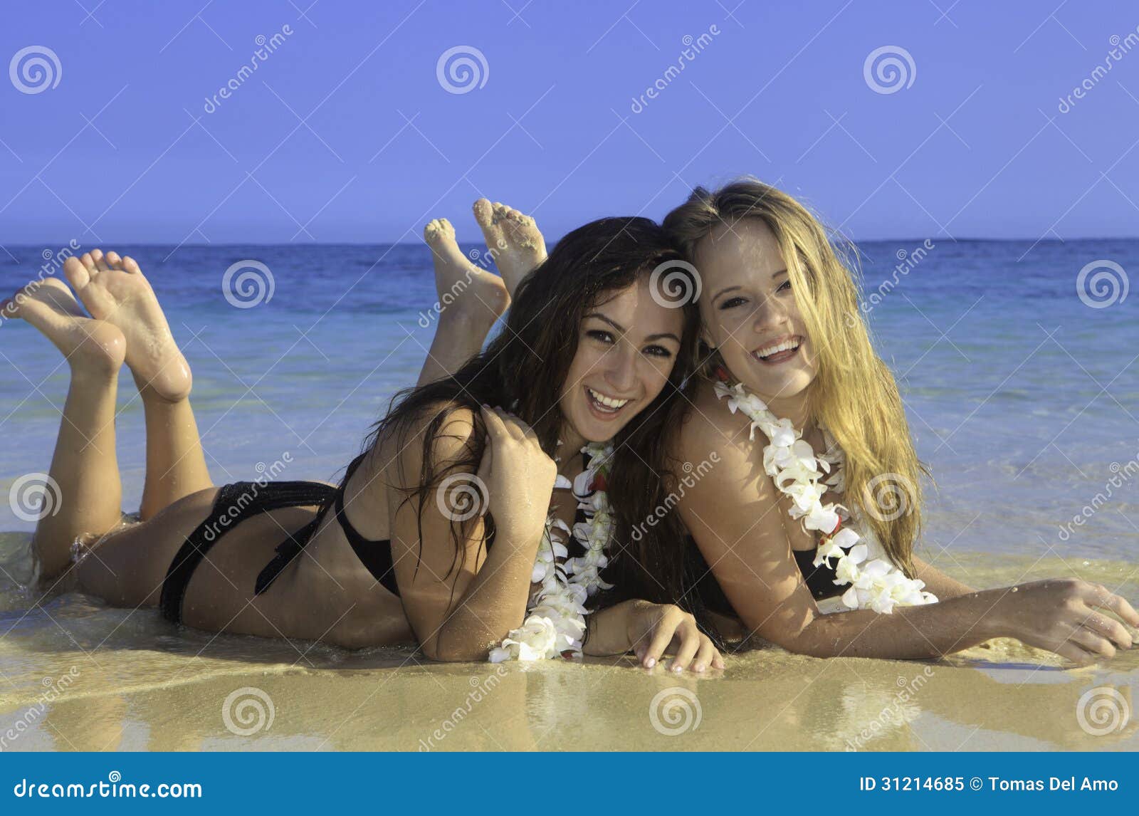 Due Ragazze Alla Spiaggia Immagine Stock Immagine Di Spi