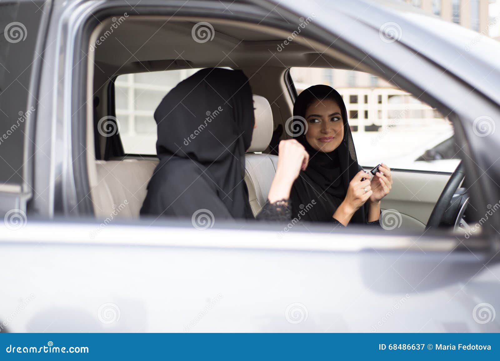 Due Ragazze Arabe Che Si Siedono In Un Automobile Immagine Stock Immagine Di Orientale Ethnicity 68486637