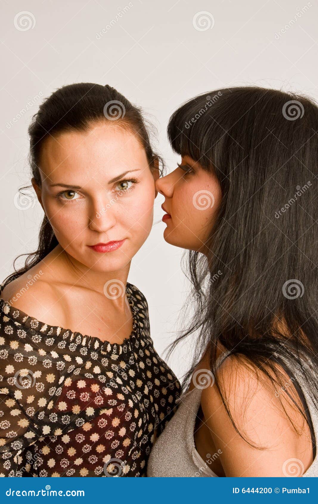 Due ragazze lesbiche