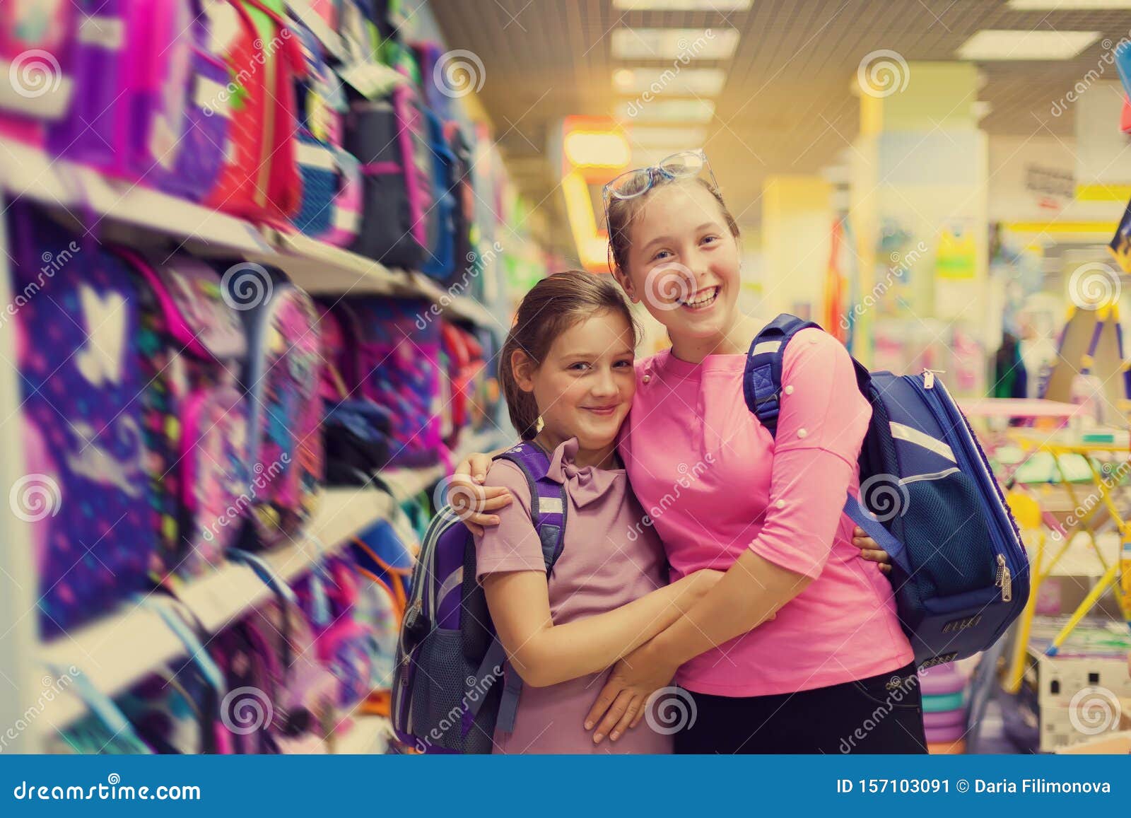 Due Ragazze in Negozio Con Valigette Per La Scuola Immagine Stock -  Immagine di shopping, scuola: 157103091