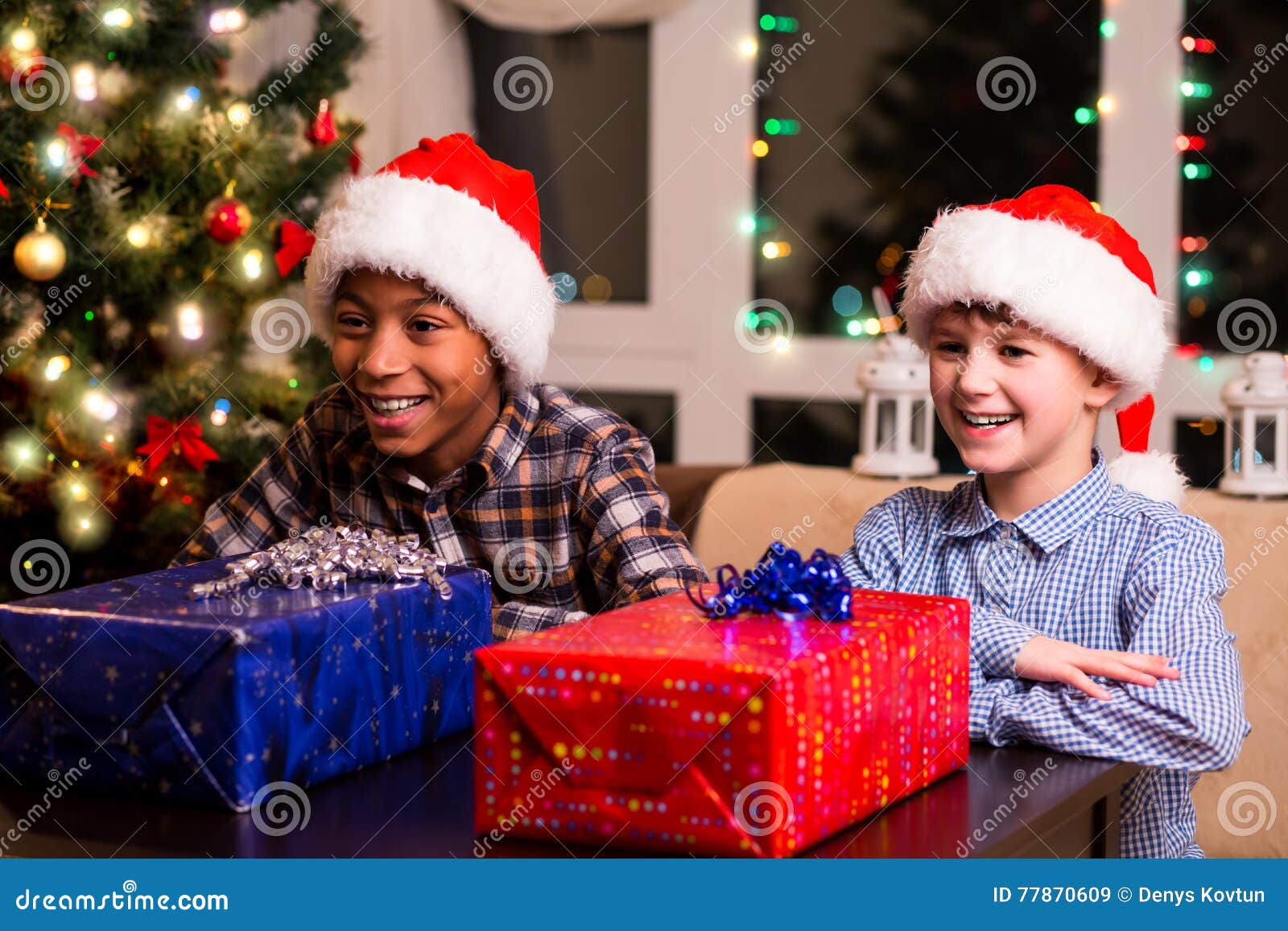 Regali Di Natale Ragazzi.Due Ragazzi Con I Regali Di Natale Immagine Stock Immagine Di Cappello Natale 77870609