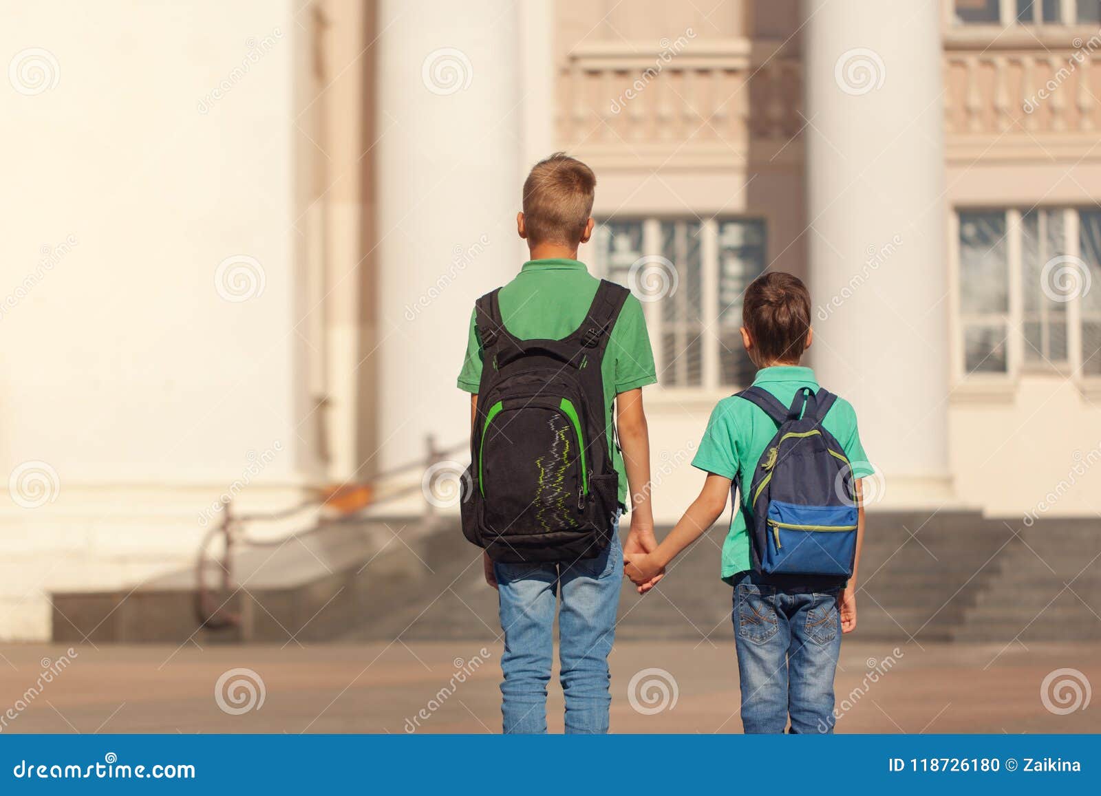 Идем братцы. Мальчишка идёт в школу. Школьник с двумя рюкзаками. Рюкзаки для школы для мальчиков. Мальчик идет в школу.