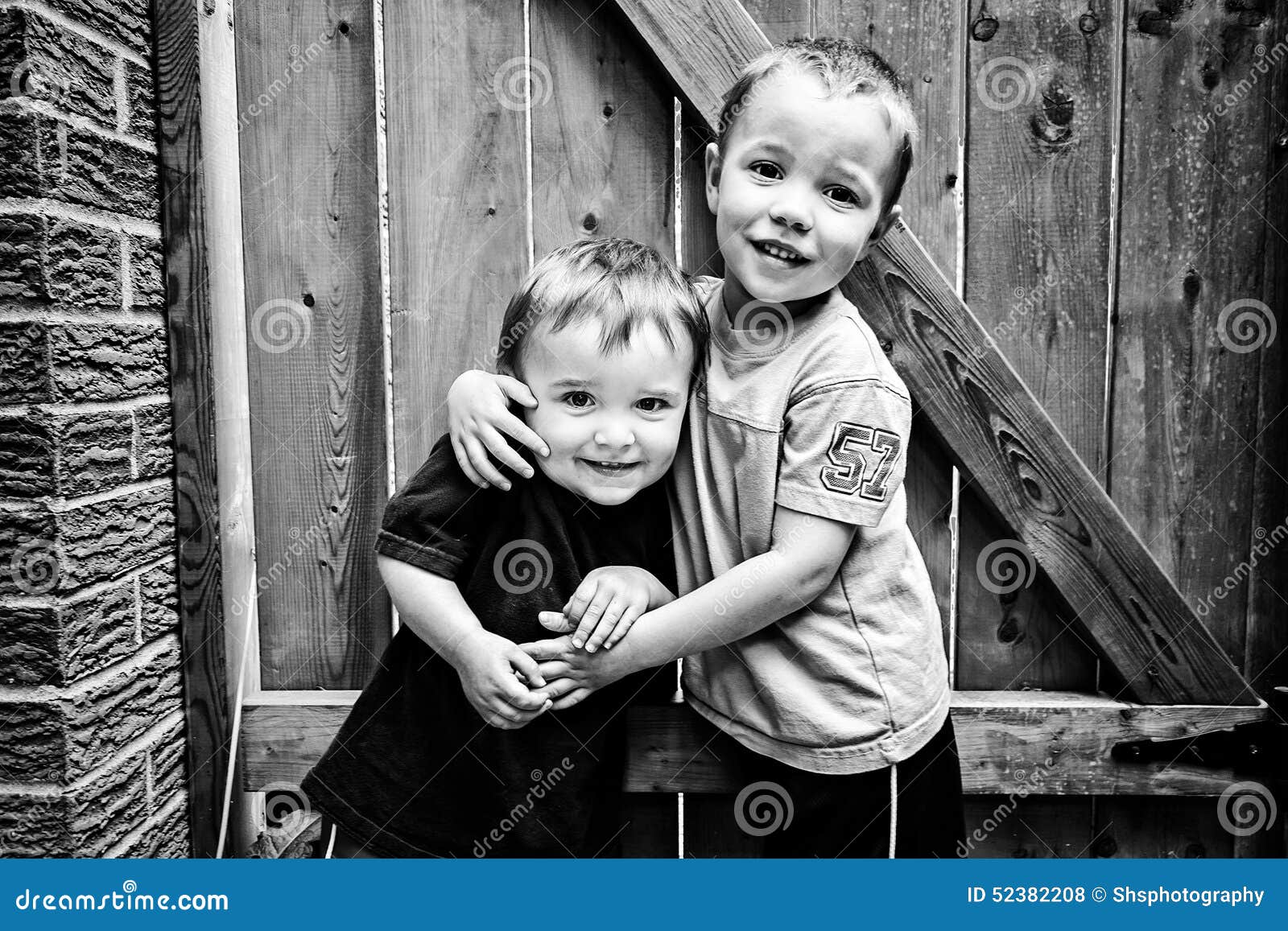 Due Ragazzi Felici Che Abbracciano In Bianco E Nero Fotografia Stock Immagine Di Abbraccio Bambini 5238