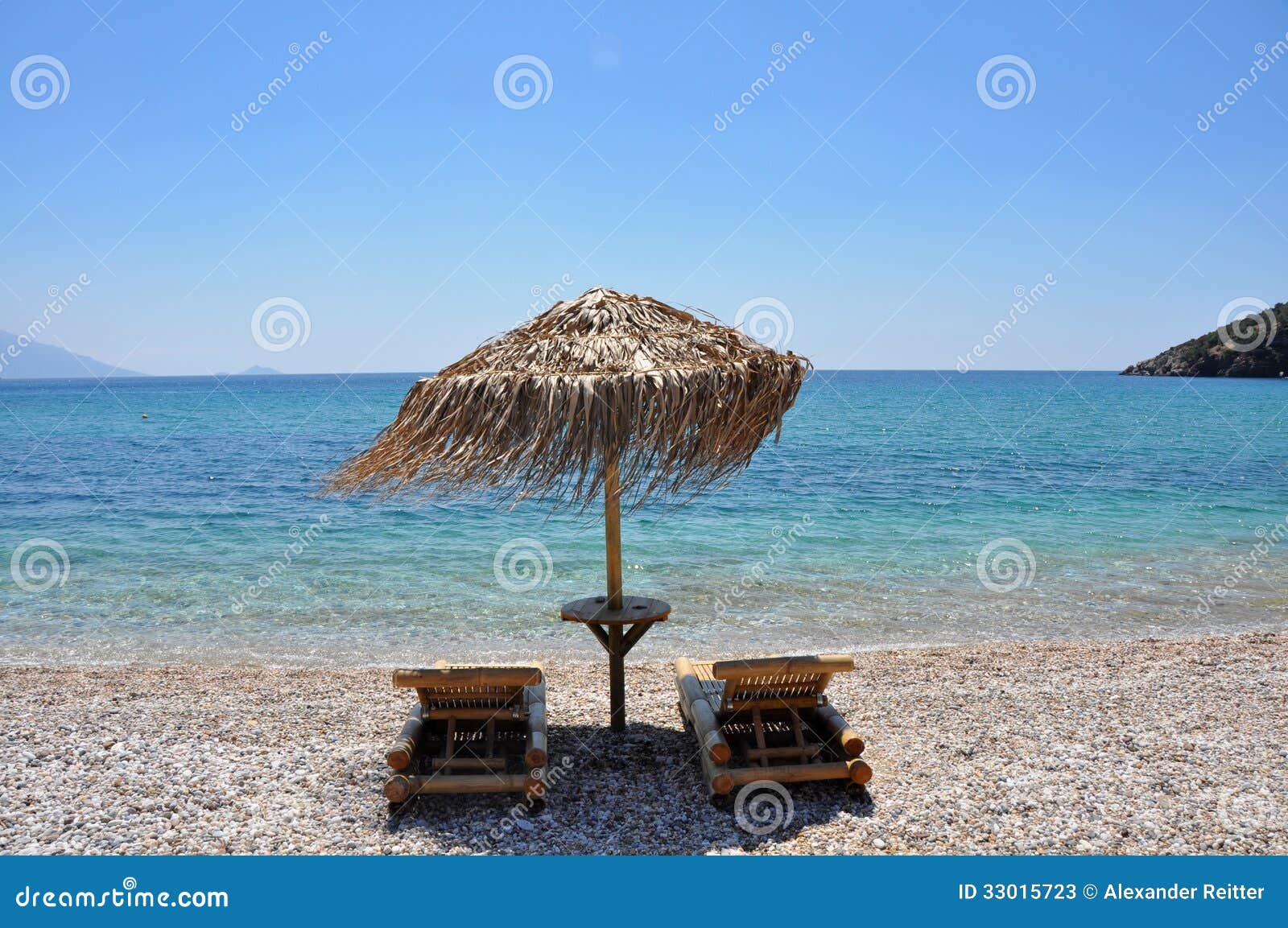 Due sedie del sole sulla spiaggia vuota di samos, grecia ...