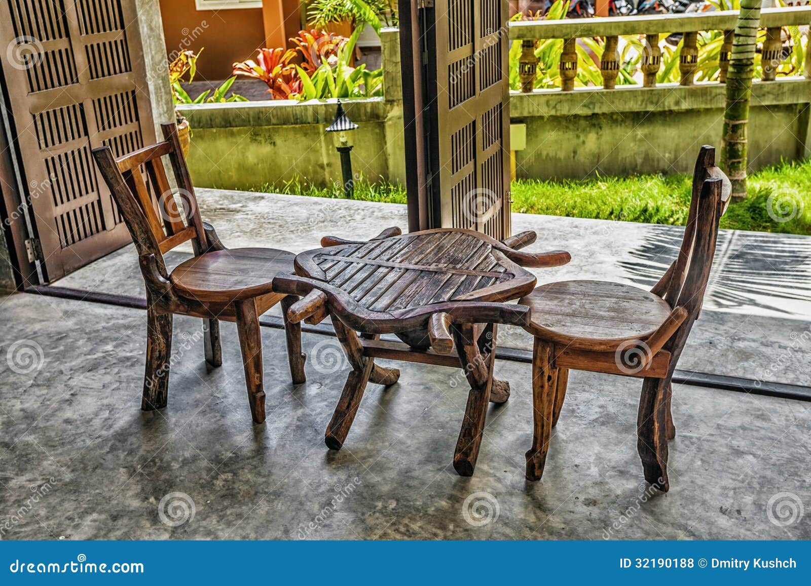 Due sedie di legno vecchie e una tavola fotografie stock libere da ...