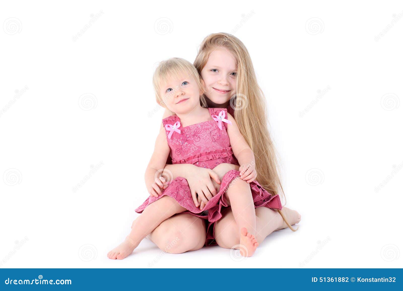 Due Sorelle 9 Anno E Bambini Di 1 Anno Fotografia Stock - Immagine