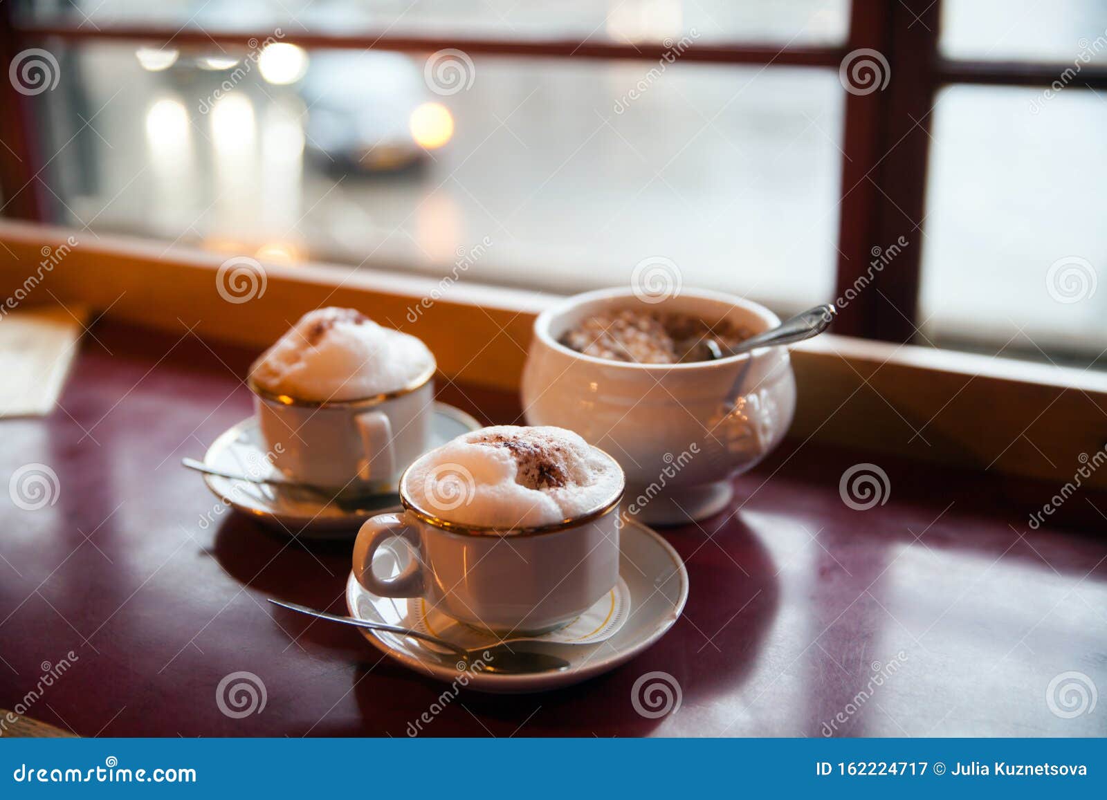 Due Tazze Di Caffè in Un Bar Immagine Stock - Immagine di latte, annata:  162224717