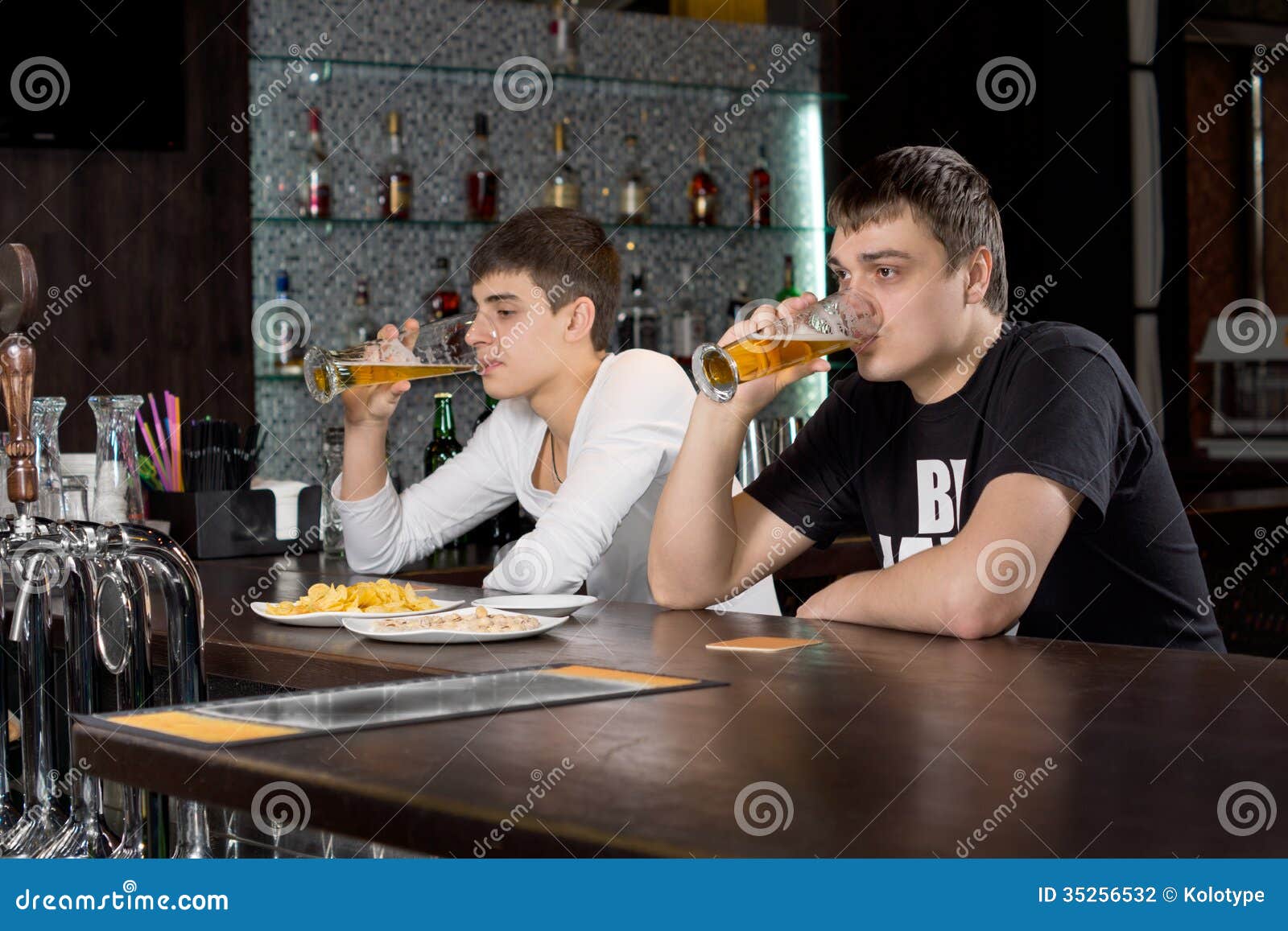 Попил стола. Мужик сидит в баре. Двое мужчин в баре. Двое мужчин сидят в баре. Парень сидит за барной стойкой.