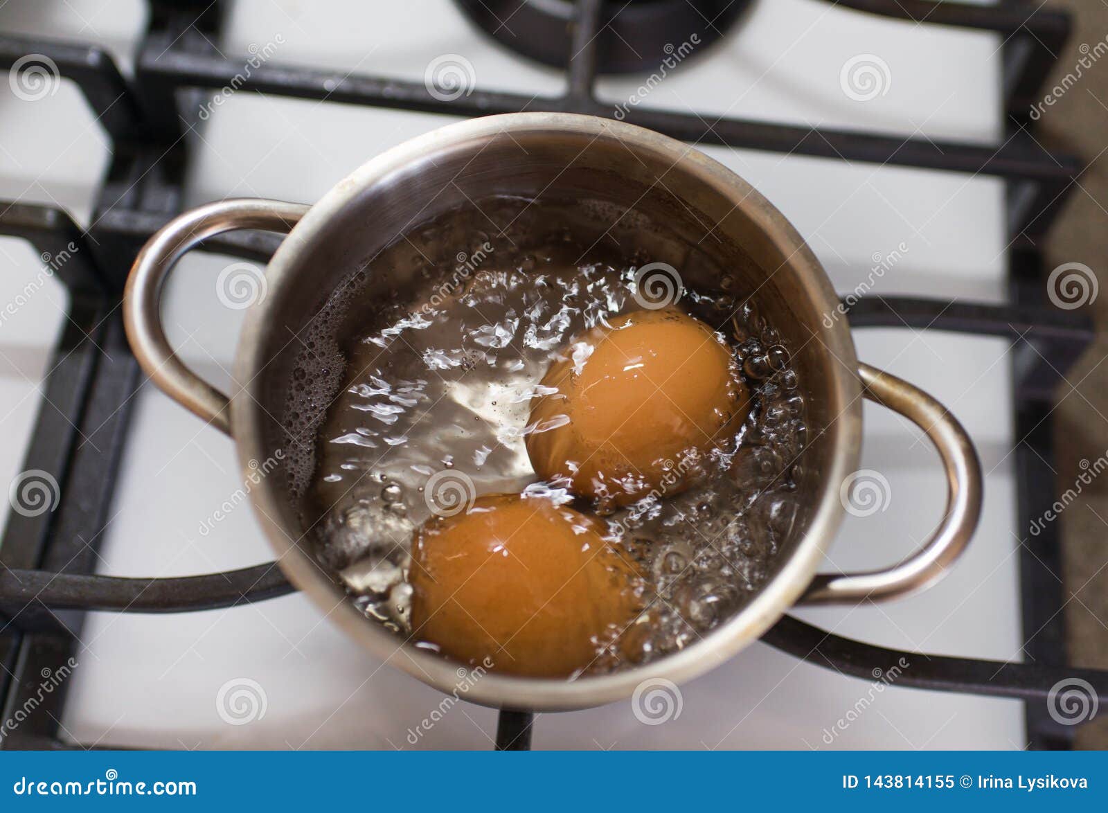 Due Uova Marroni Stanno Bollendo in Un Piccolo Vaso Su Un Fornello Bianco  Alla Cucina Immagine Stock - Immagine di bolle, cucina: 143814155