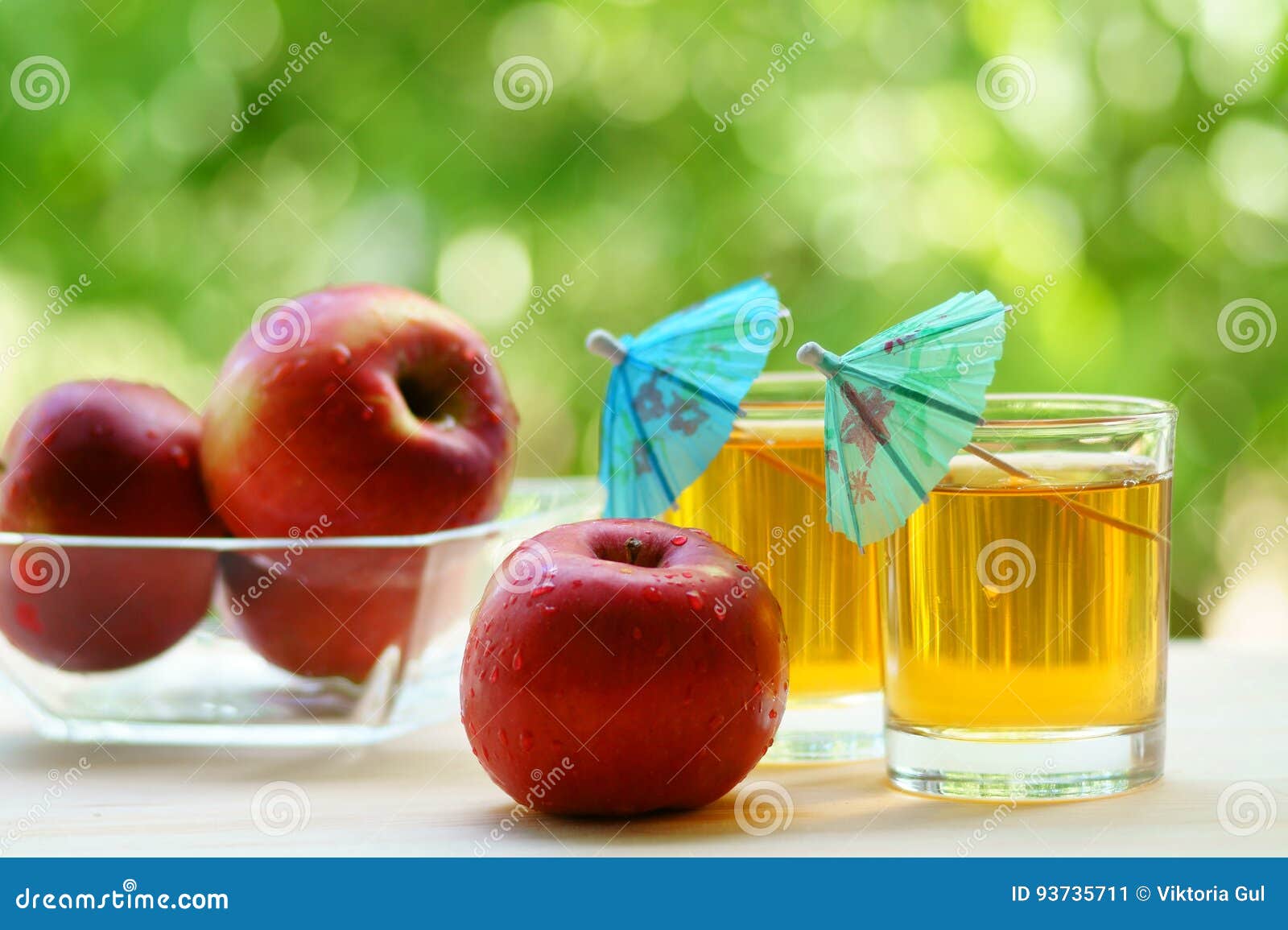 Due Vetri Del Succo Di Mele Con La Mela Rossa E Di Una Ciotola Con Le Mele Rosse In Immagine Stock Immagine Di Bevanda Gruppo