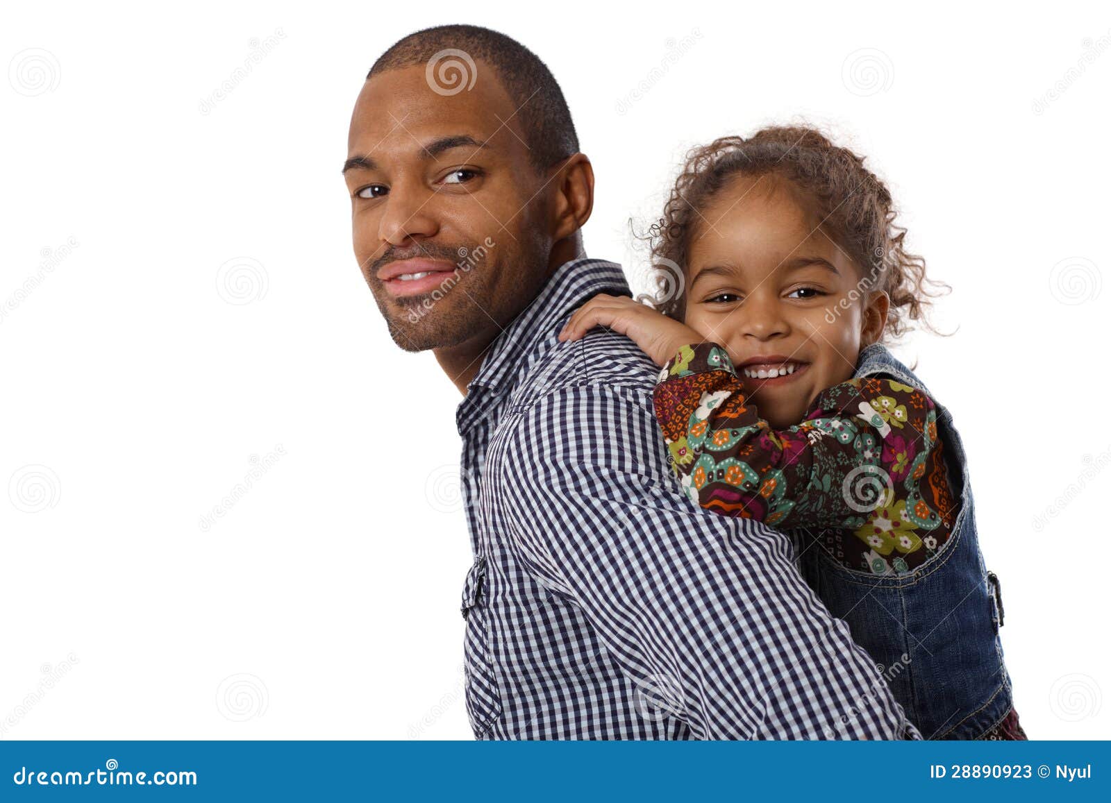 Ritratto di a due vie etnico bello della bambina e del padre, sorridente.