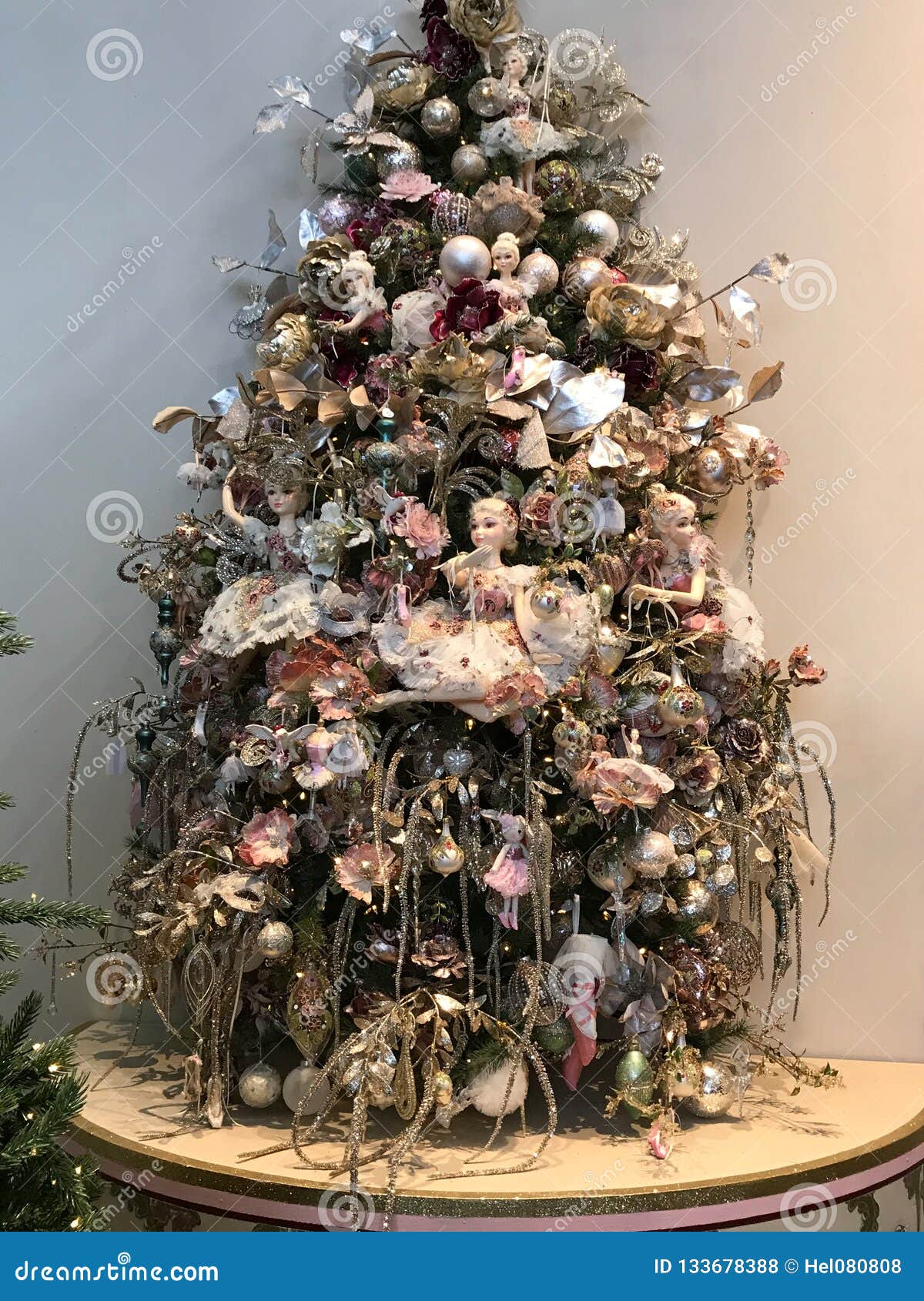 Duendes En árbol De Navidad Árbol De Navidad Romántico Con Las Bolas,  Flores, Duendes En Sombras En Colores Pastel Foto de archivo - Imagen de  vacaciones, bolas: 133678388