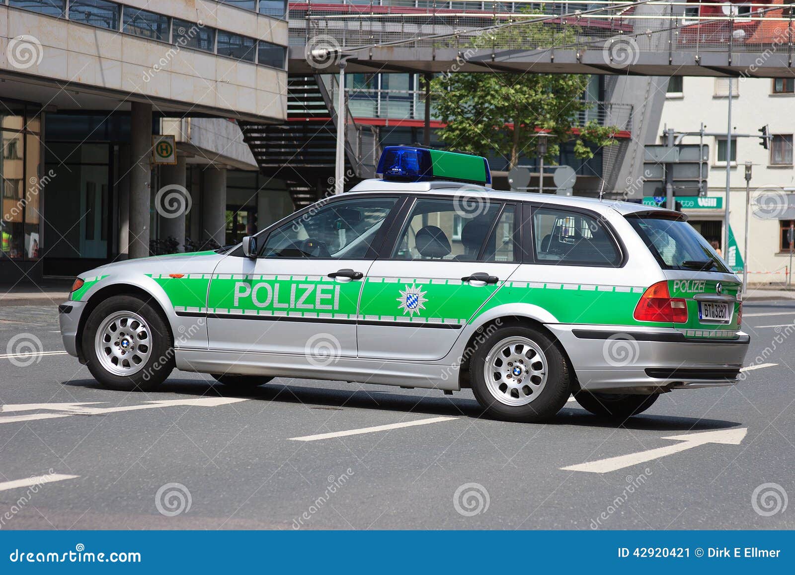 Duitse politiewagen tijdens een wegblok in het stadscentrum van Bayreuth