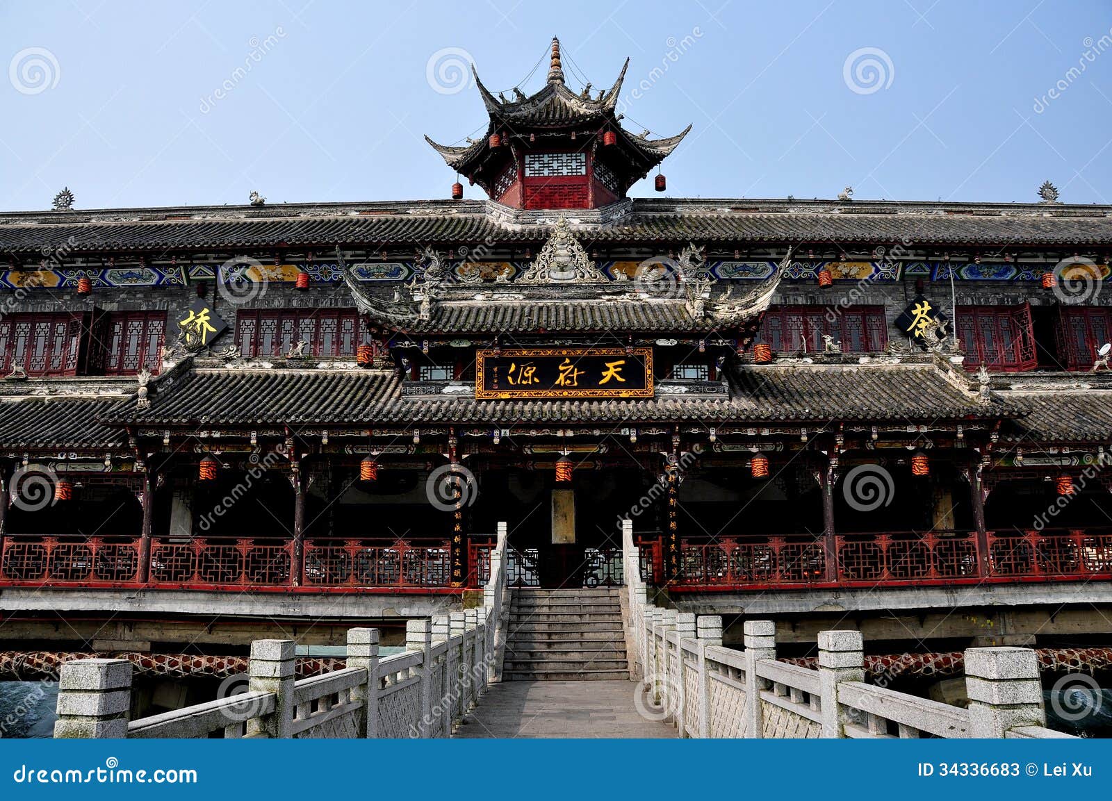 Dujiangyan Kina: Lang Qiao Covered Bridge. Ming Dynasty Lang Qiao täckte bron över Min River som överträffades med sportsliga tak för en flygeave för sexhörnig kupol i Dujiangyan, Kina.