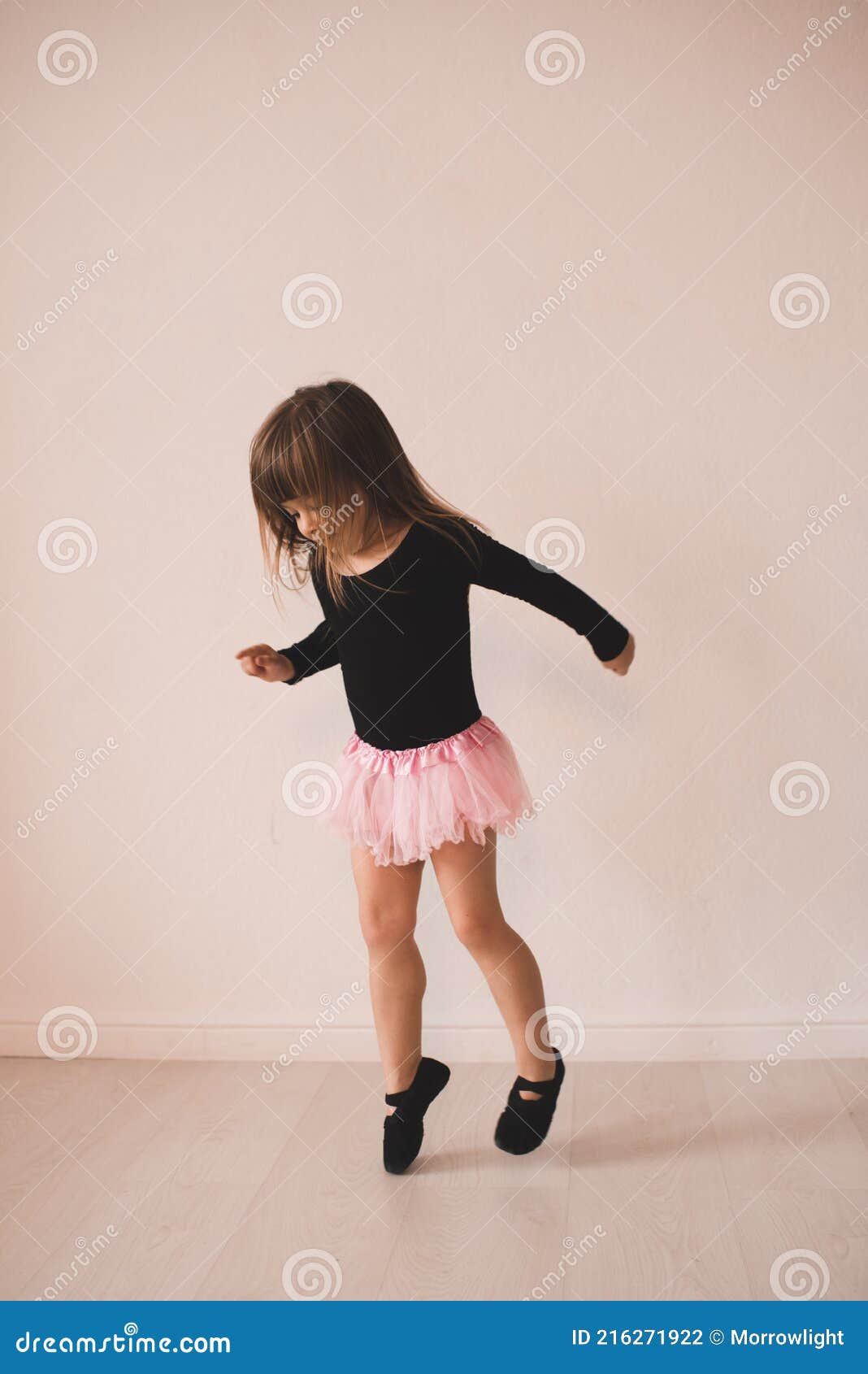 Dulce Niña Bailando Vestir Zapatos De Ballet Negro Práctica En Casa. Niño Pequeño Tienen Afición. Escuela De Actividad Pree de archivo - Imagen de alineada, bailarina: 216271922