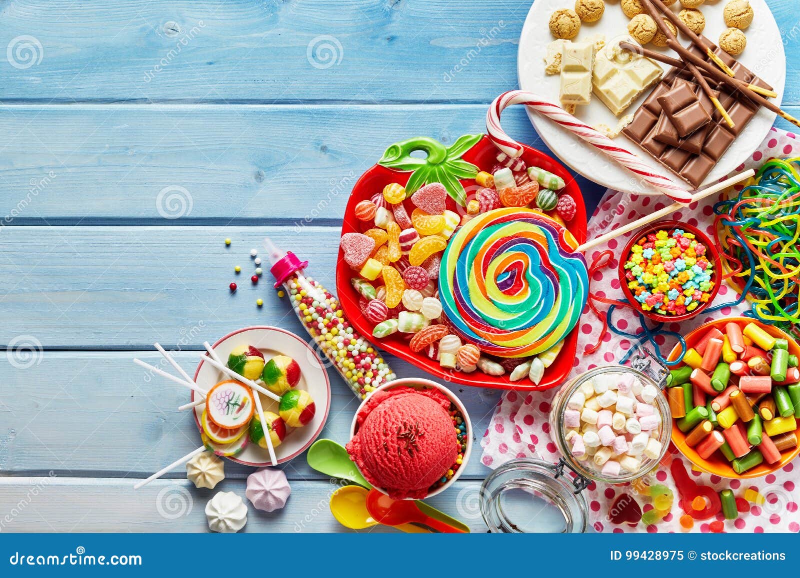 Dulces Y Golosinas Coloridas Para Niños Imagen de archivo - Imagen de  diferente, mezcla: 99428975, image size:1600x1157