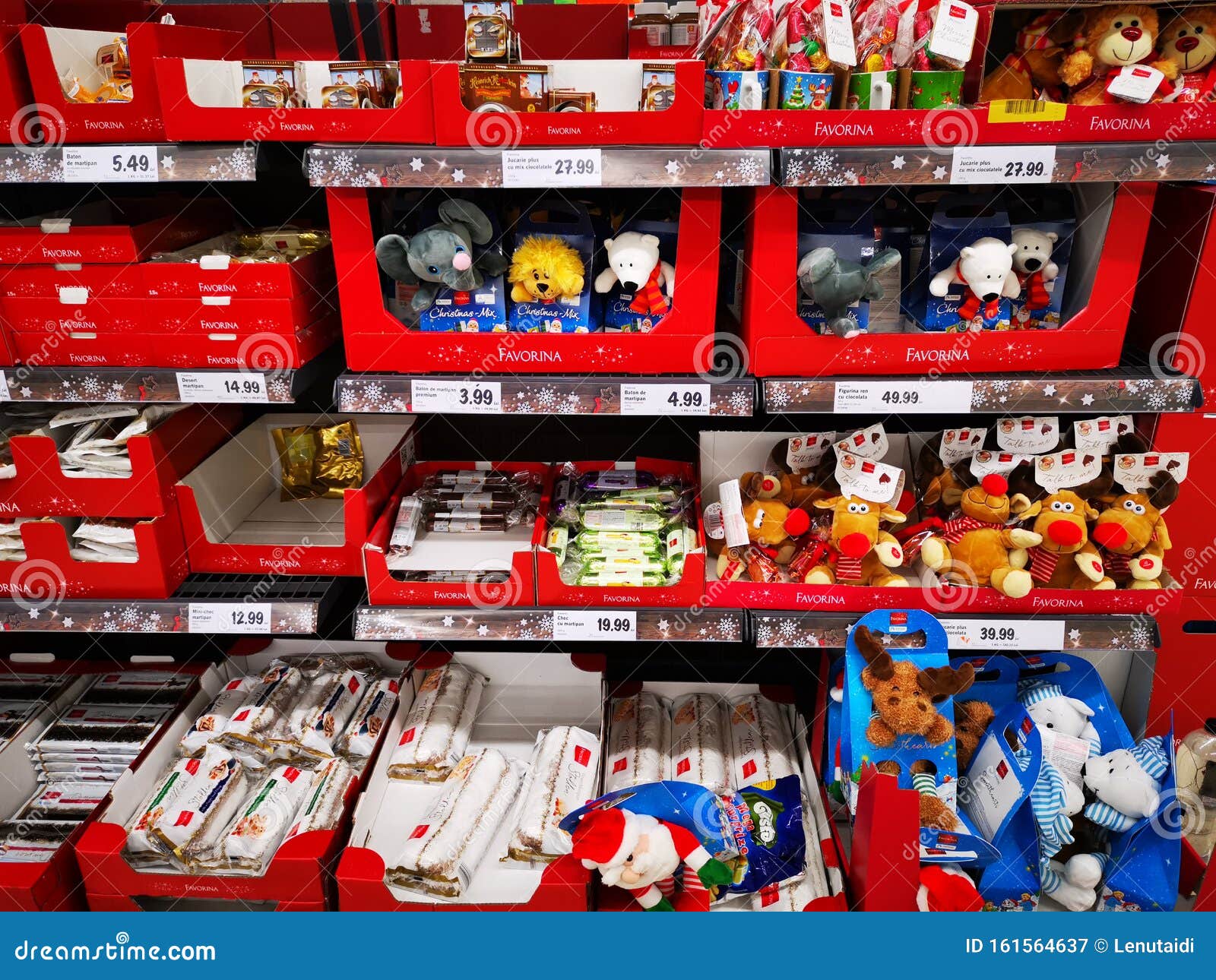 Dulces Y Juguetes Navideños En La Tienda Lidl Fotografía editorial - Imagen de lidl, juguetes: 161564637
