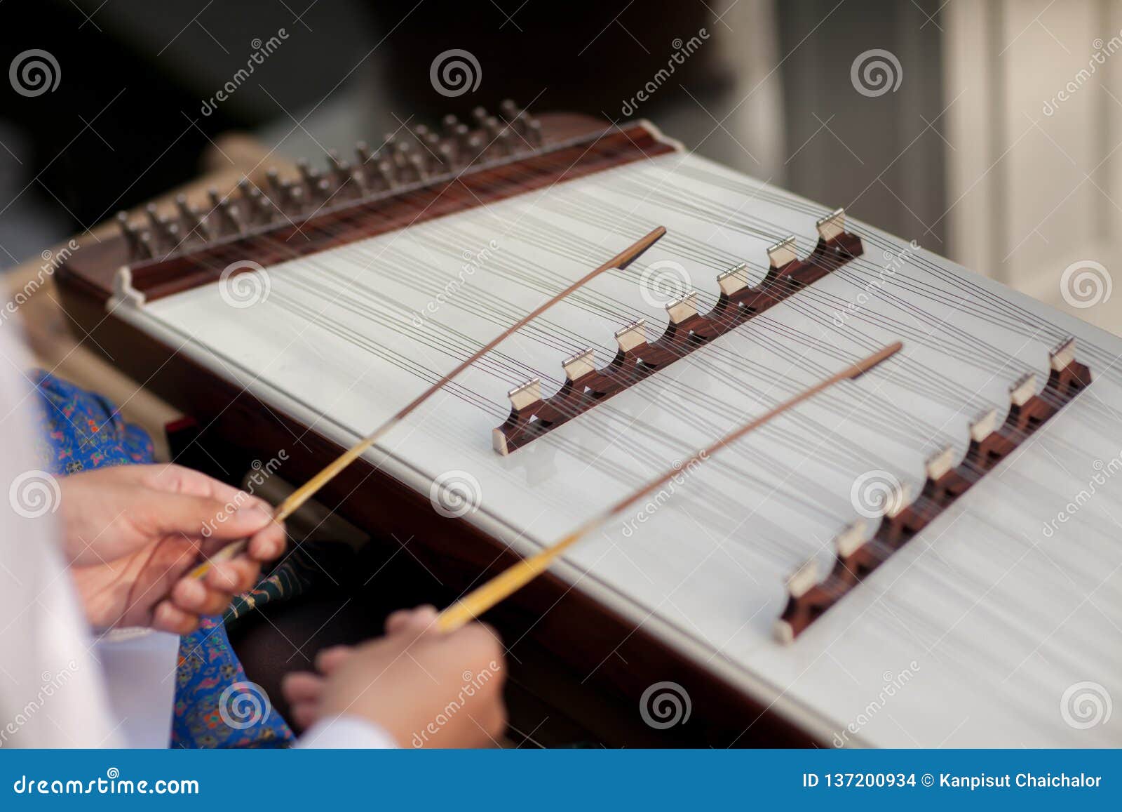 tenga en cuenta Gama de conciencia A Dulcimer Which Thai Traditional Music Instrument. Man Playing Hammered  Dulcimer with Mallets Stock Photo - Image of background, folk: 137200934