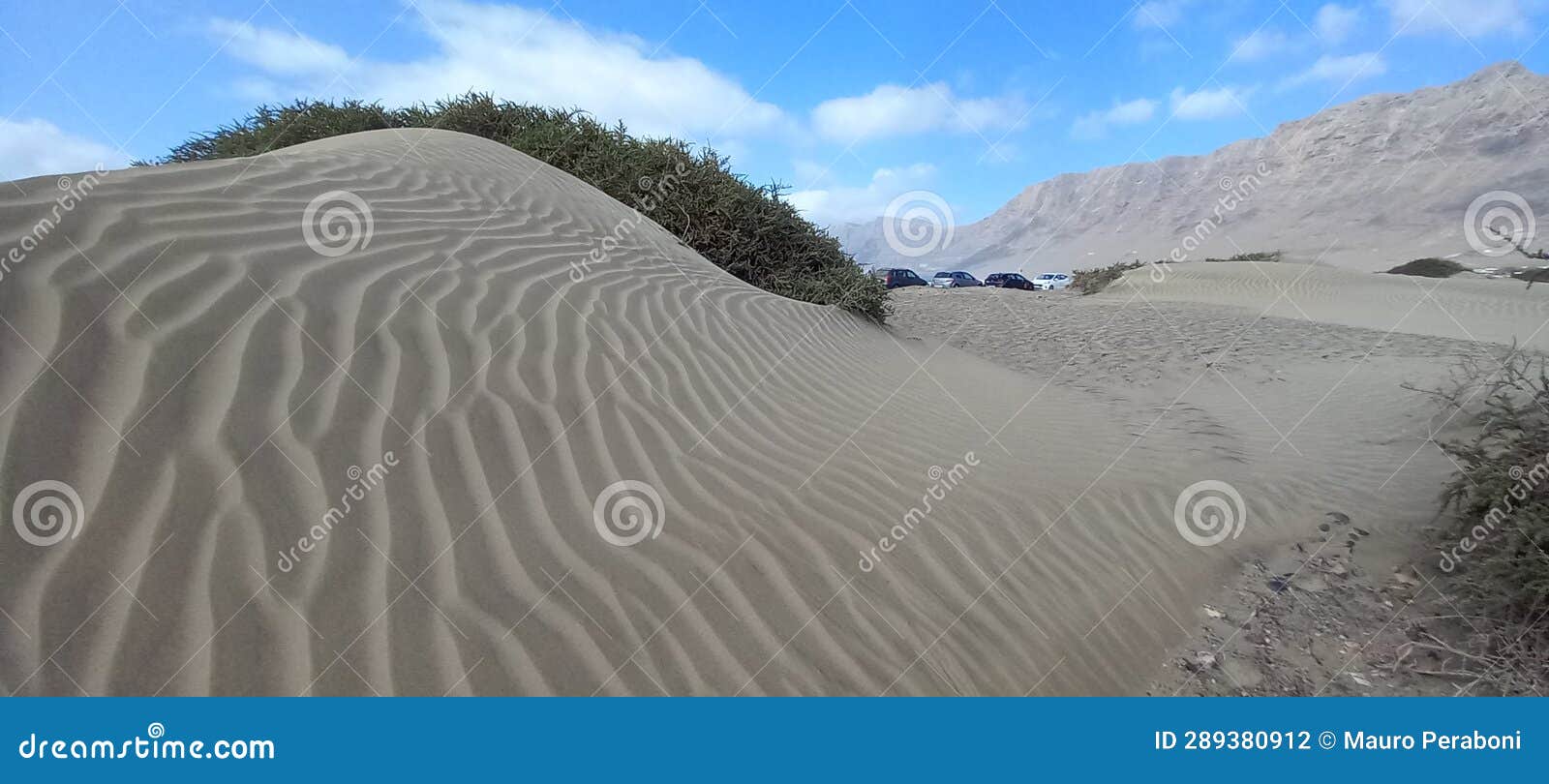 duna di finissima sabbia bianca modellata dal vento, spiaggia nelle isole canarie