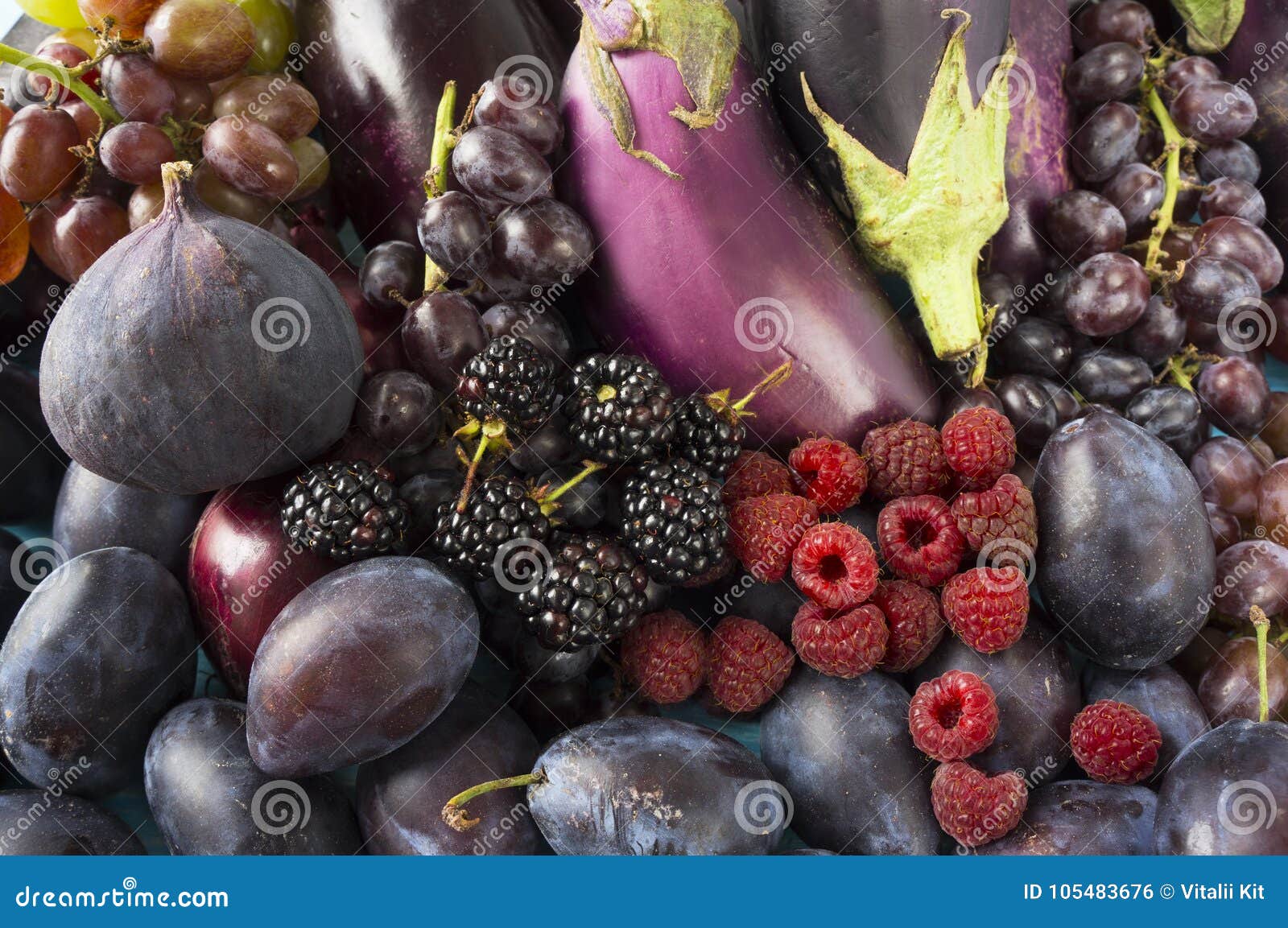 Dunkel Blaues Und Purpurrotes Lebensmittel Nahrung Hintergrund Von Beeren Von Obst Und Gemuse Von Stockfoto Bild Von Hintergrund Purpurrotes